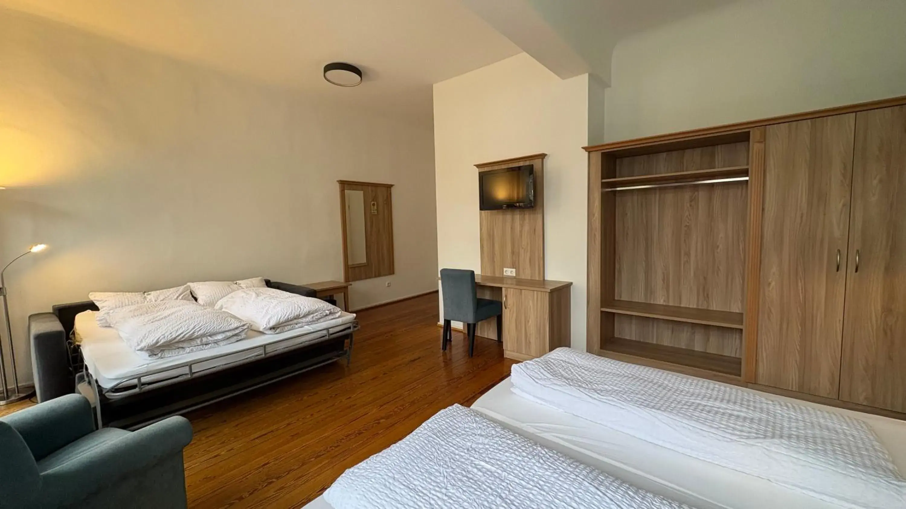 Quadruple Room - single occupancy in Hotel Am Kornmarkt Quadruple Room - single occupancy in Hotel Am Kornmarkt
