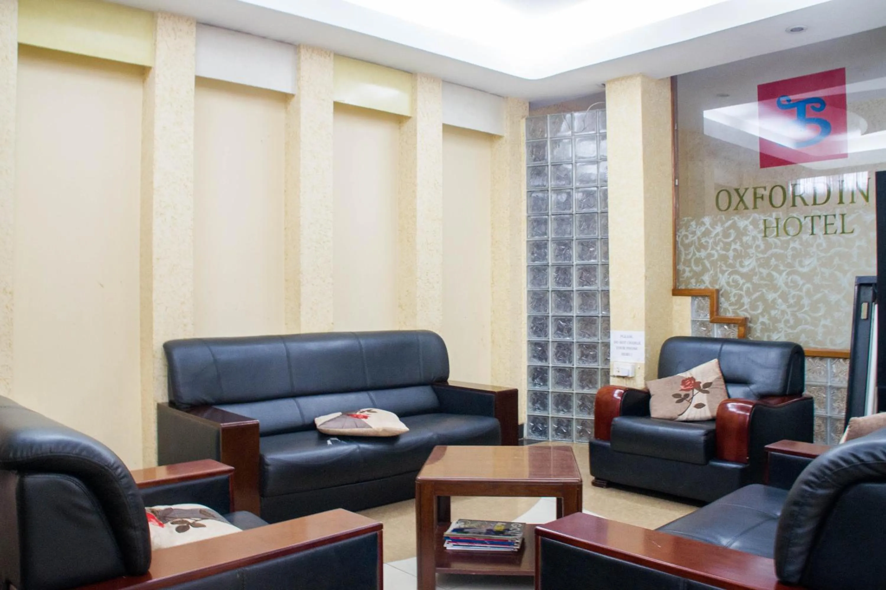 Lobby or reception in Oxford Royal Hotel