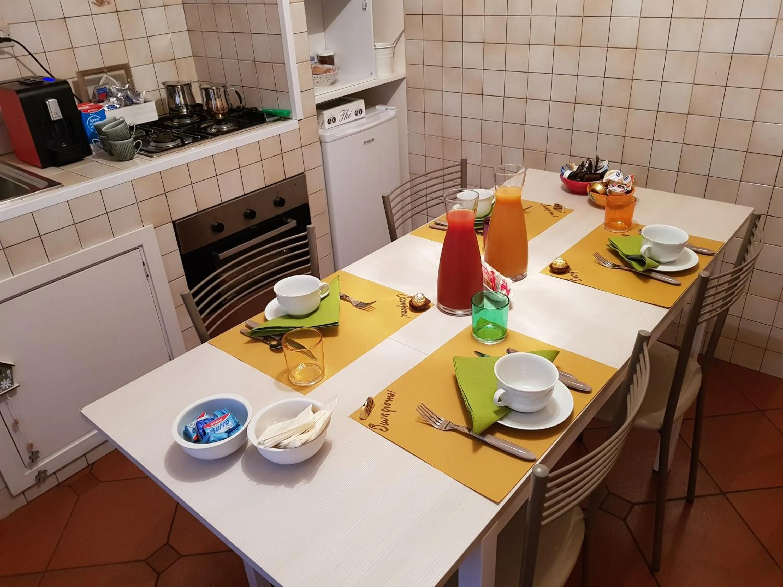 Continental breakfast in B&B Via della Grotta