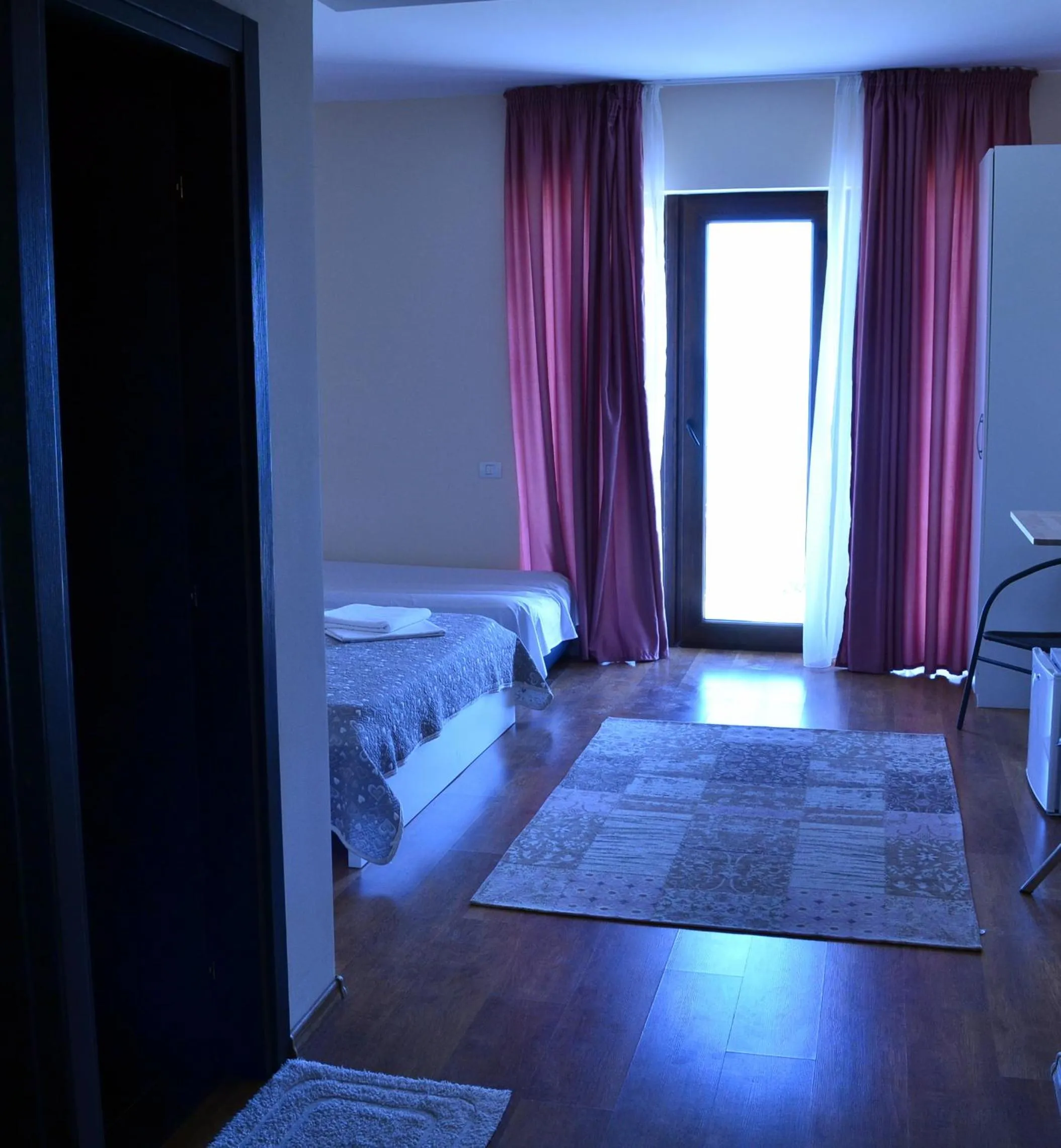 Photo of the whole room in Sara