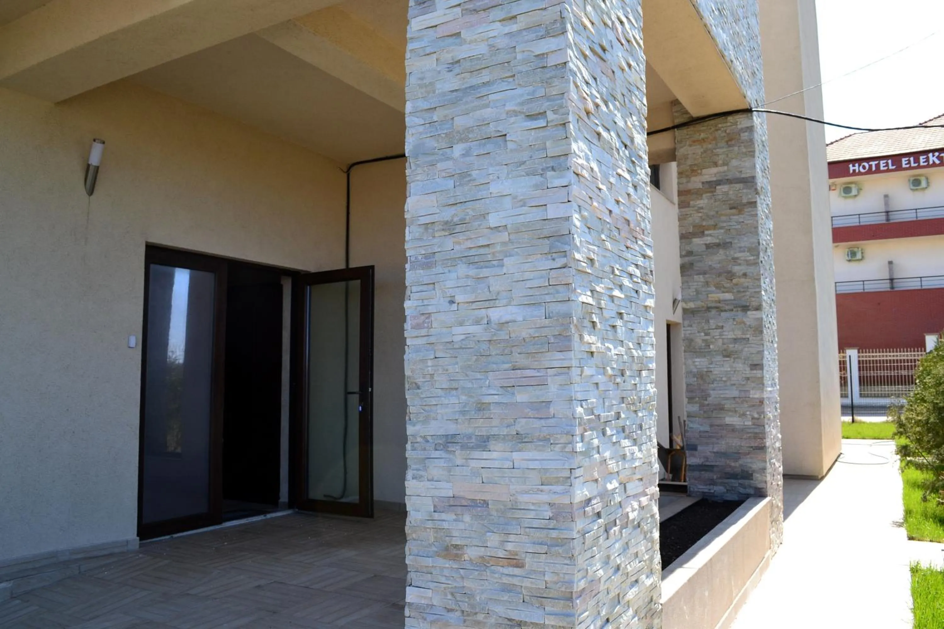 Facade/entrance in Sara