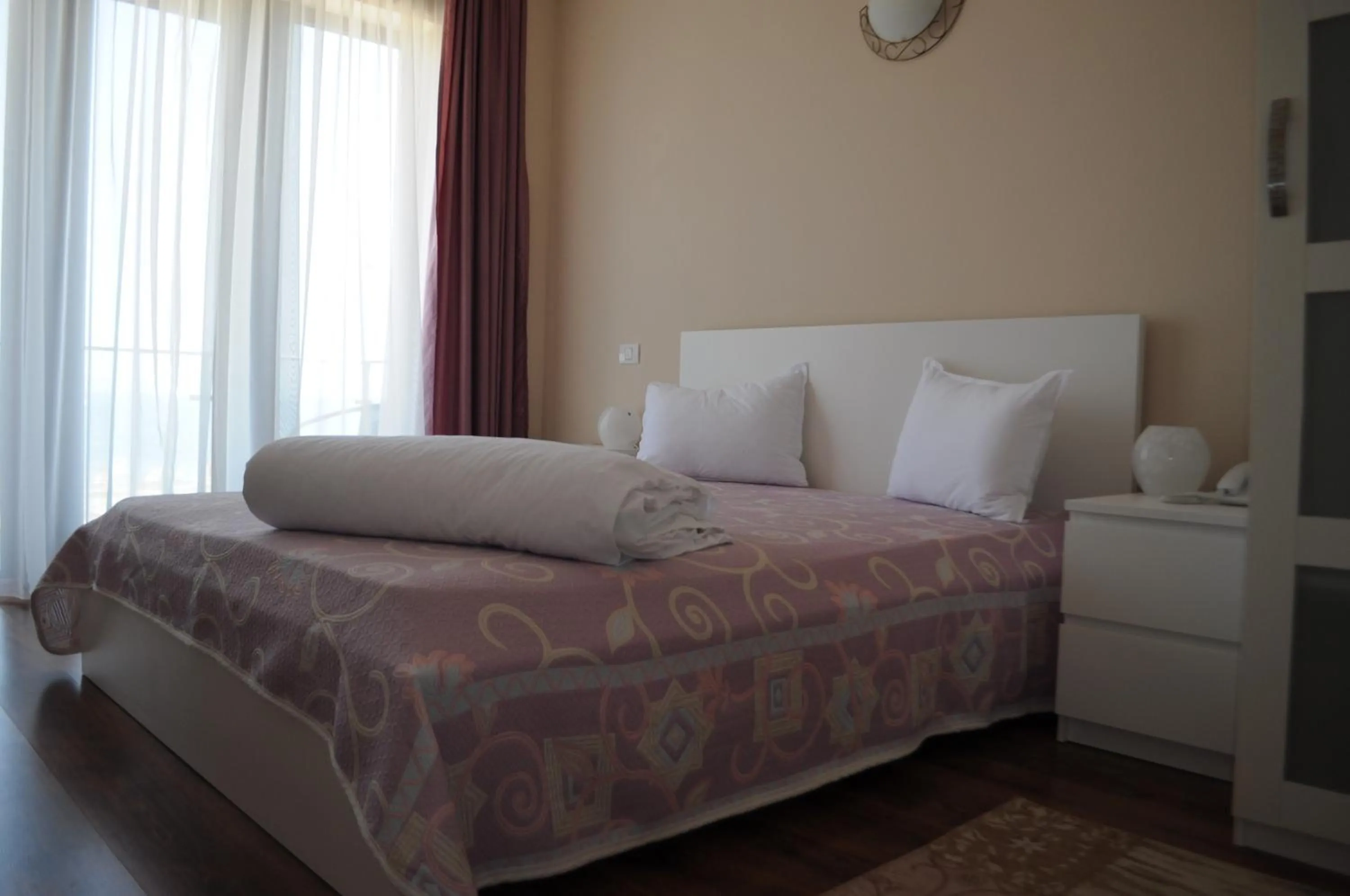 Photo of the whole room in Sara