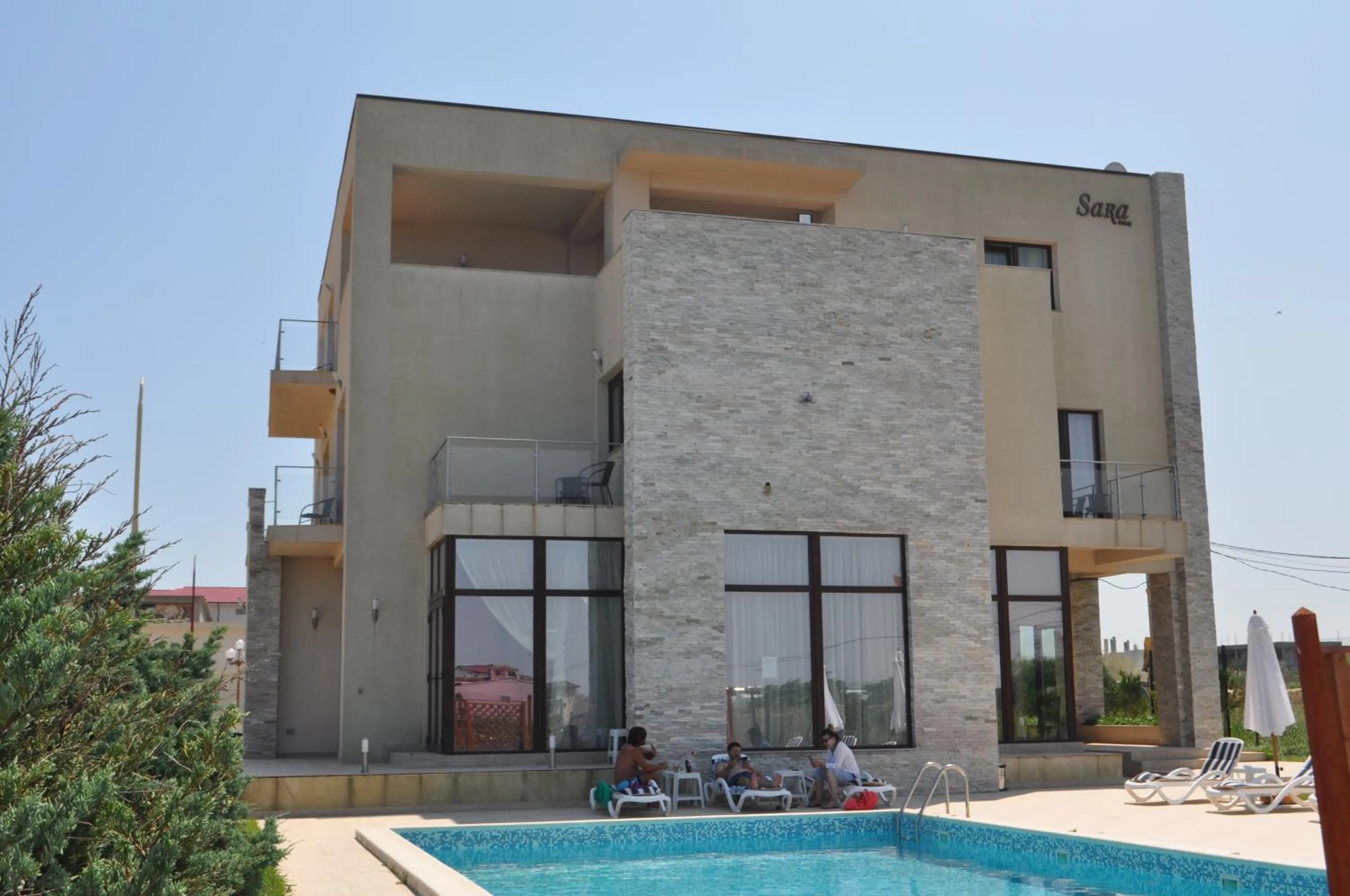 Facade/entrance in Sara