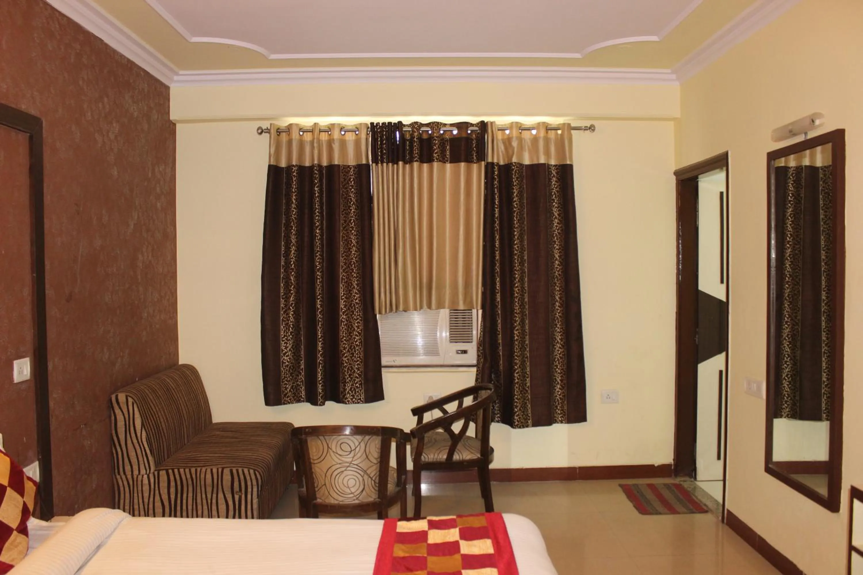 Seating area, Bed in Hotel Muskan Palace