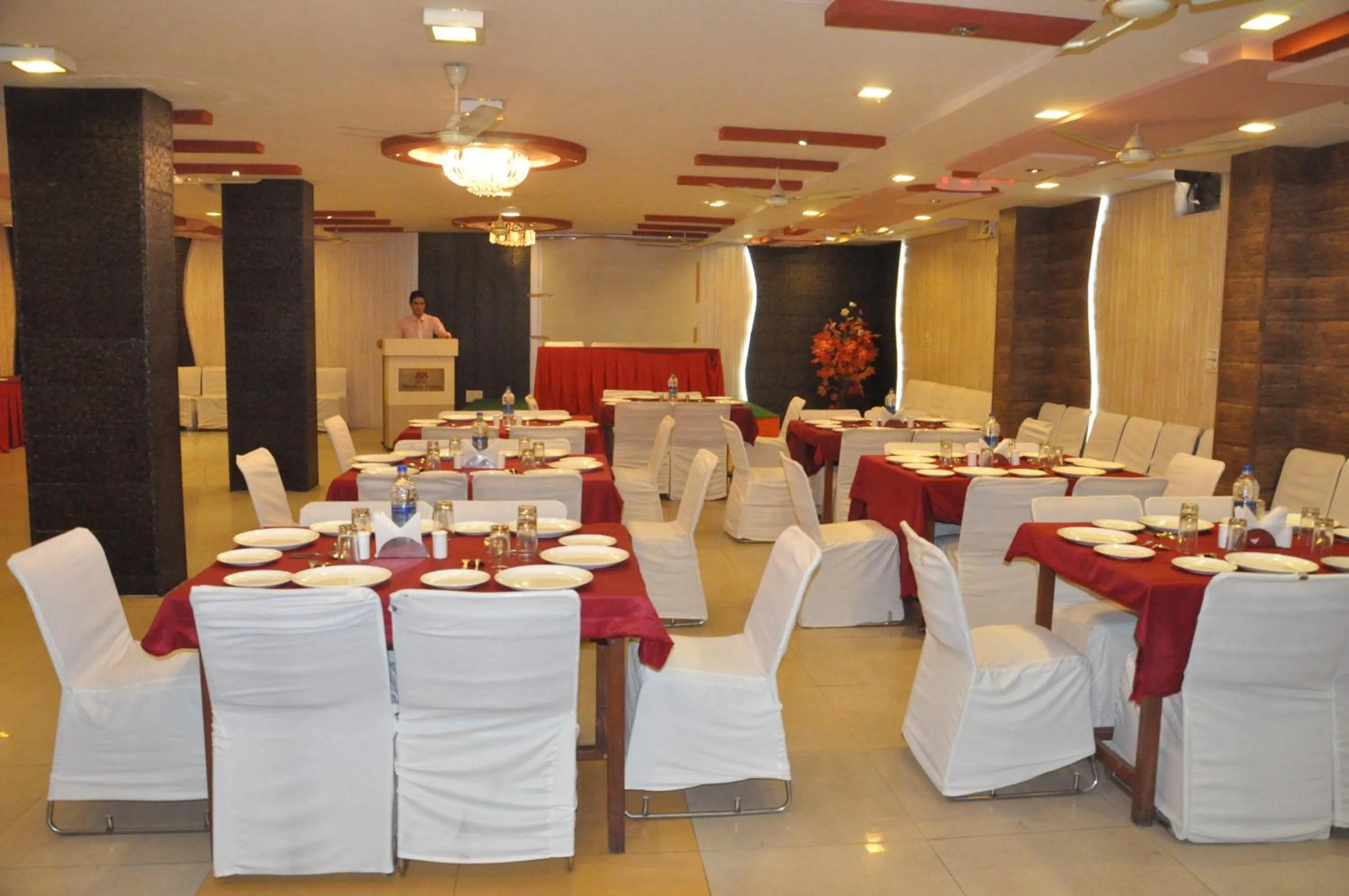 Restaurant/places to eat in Hotel Muskan Palace