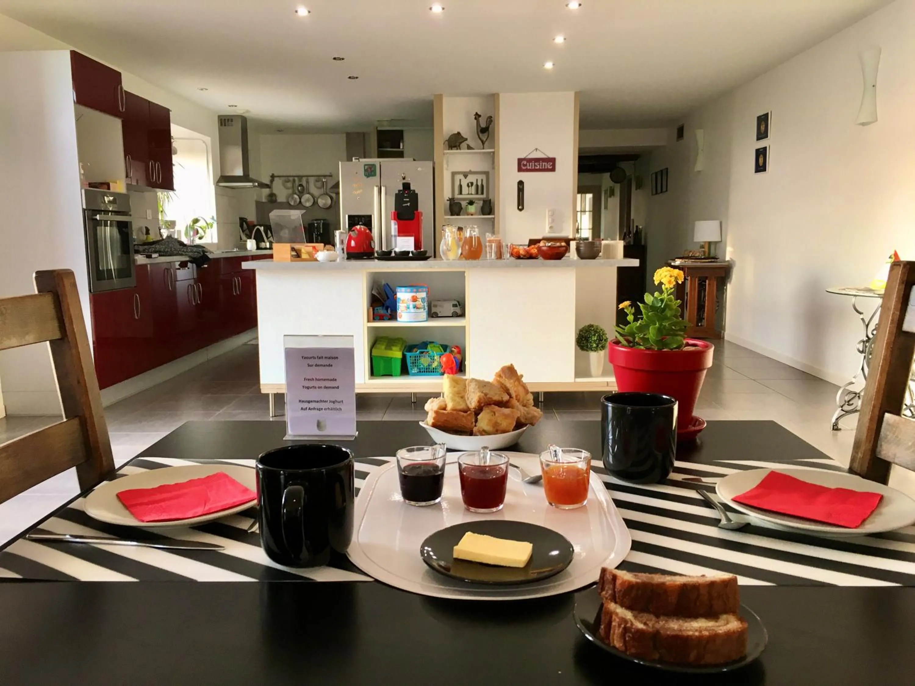 Continental breakfast in Domaine Joseph LAFARGE Wine Resort Oeno-tonneaux expérience