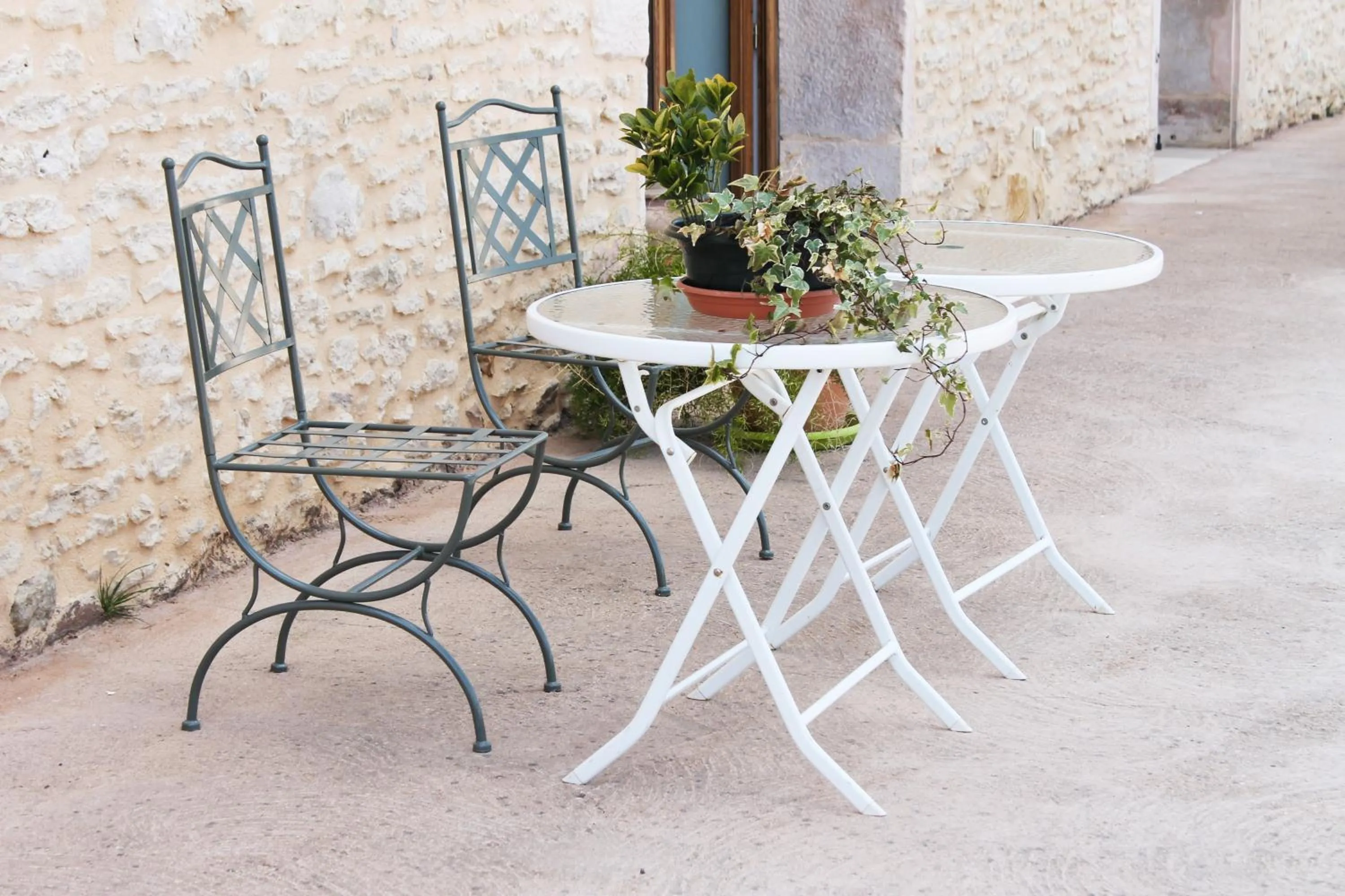 Patio in Domaine Joseph LAFARGE Wine Resort Oeno-tonneaux expérience