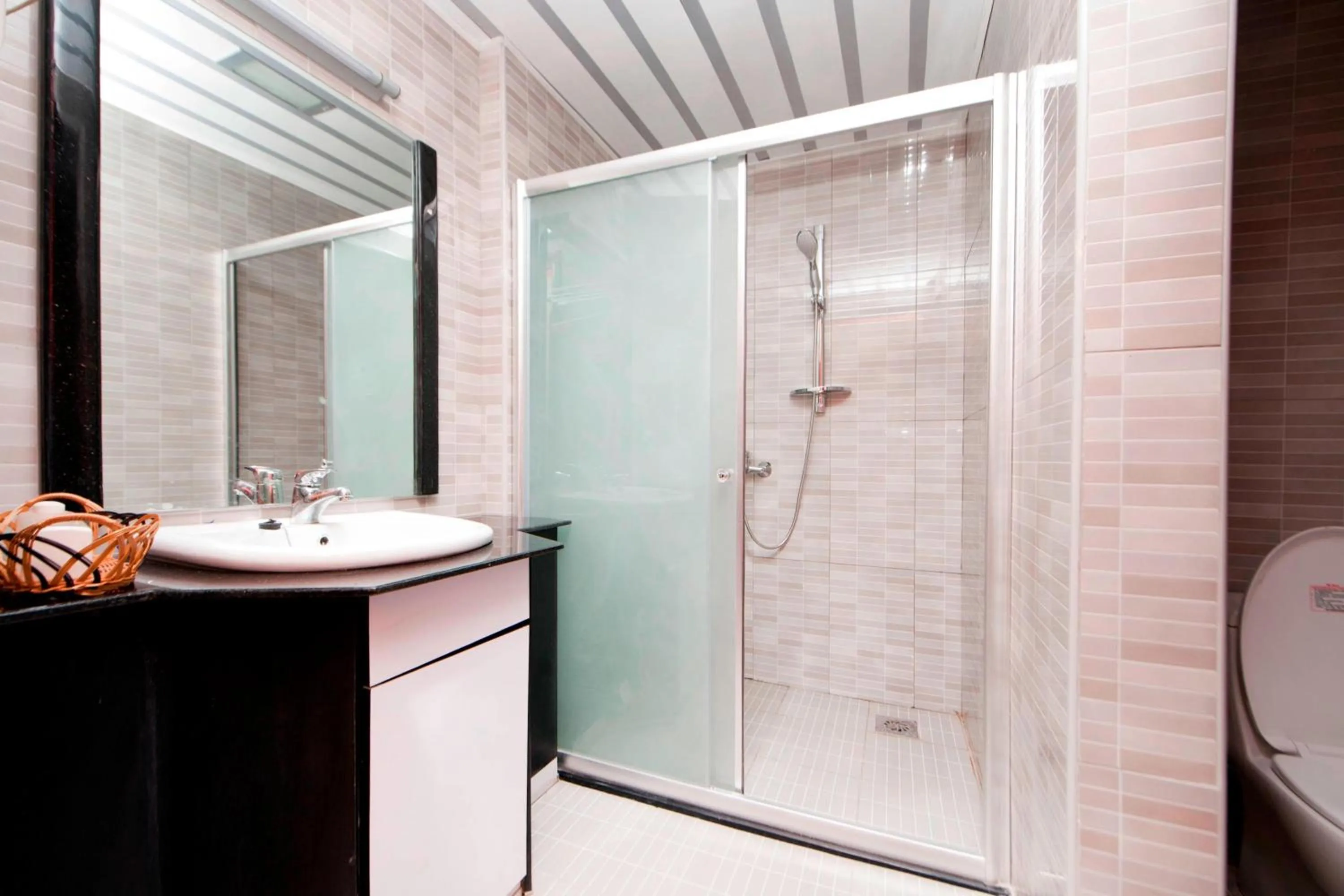 Bathroom in Protea Hotel by Marriott Entebbe