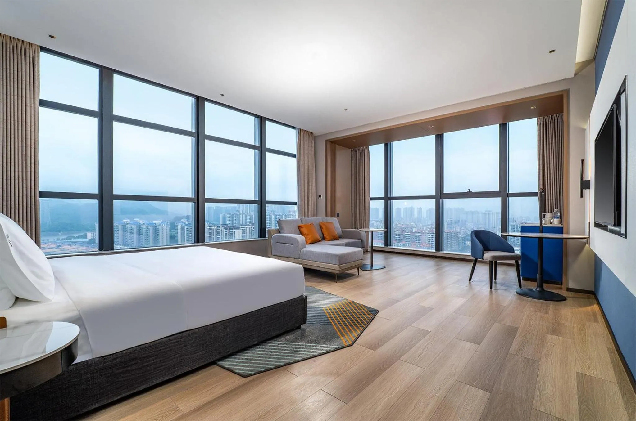Photo of the whole room, Bed in Holiday Inn Express Sihui City Center