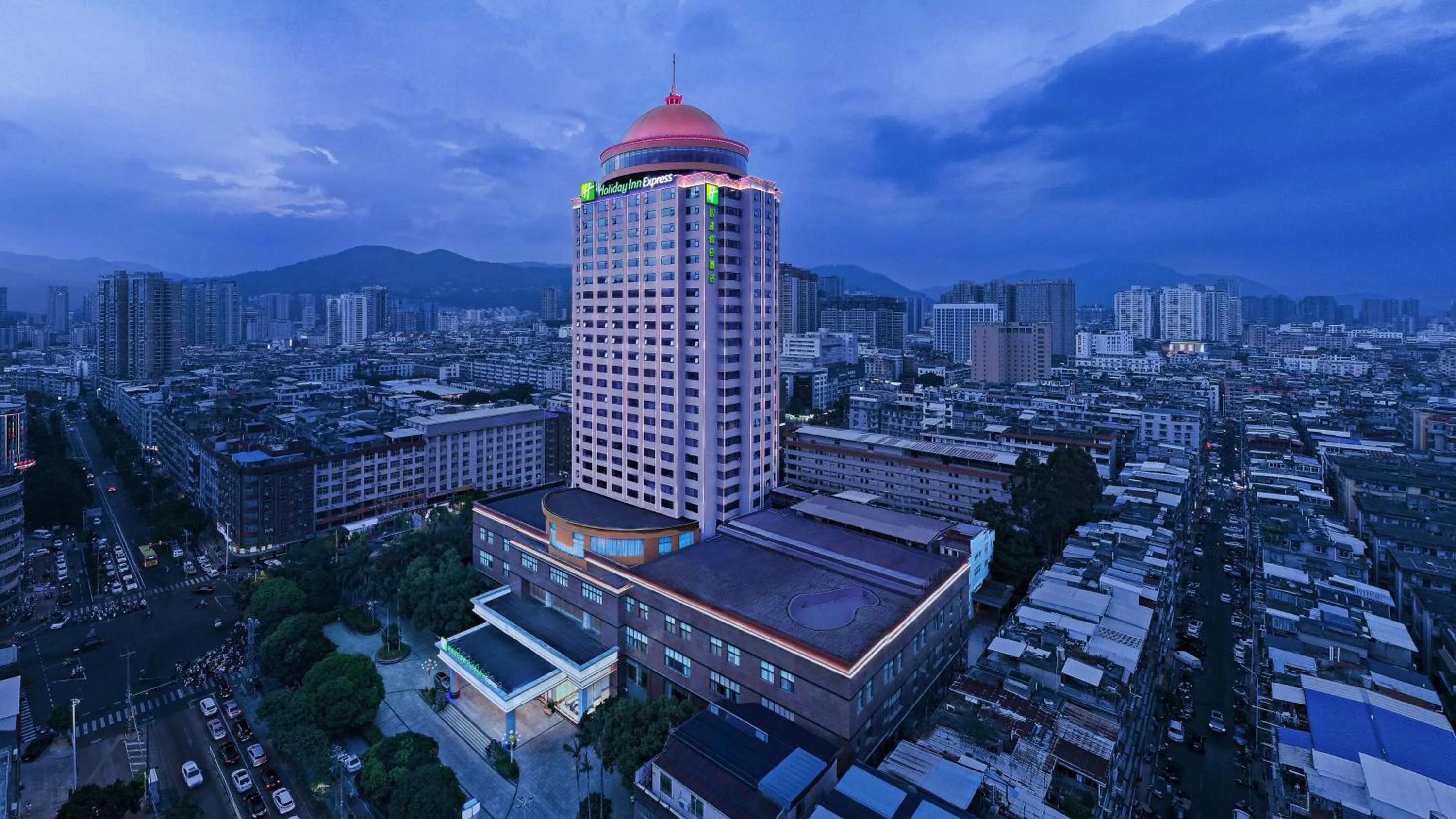 Property building in Holiday Inn Express Putian City Center