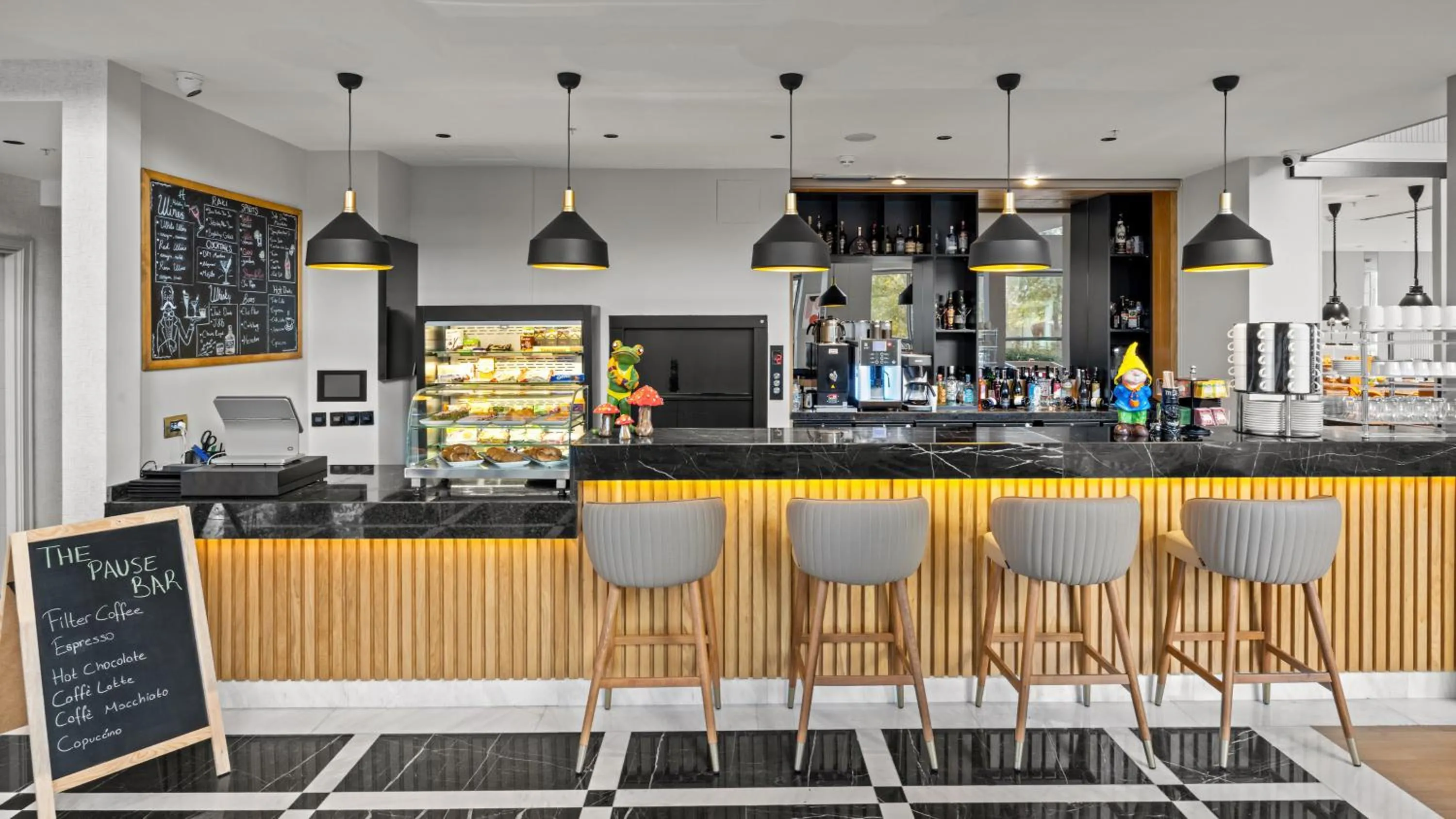 Lounge or bar in Holiday Inn Istanbul - Beylikduzu by IHG