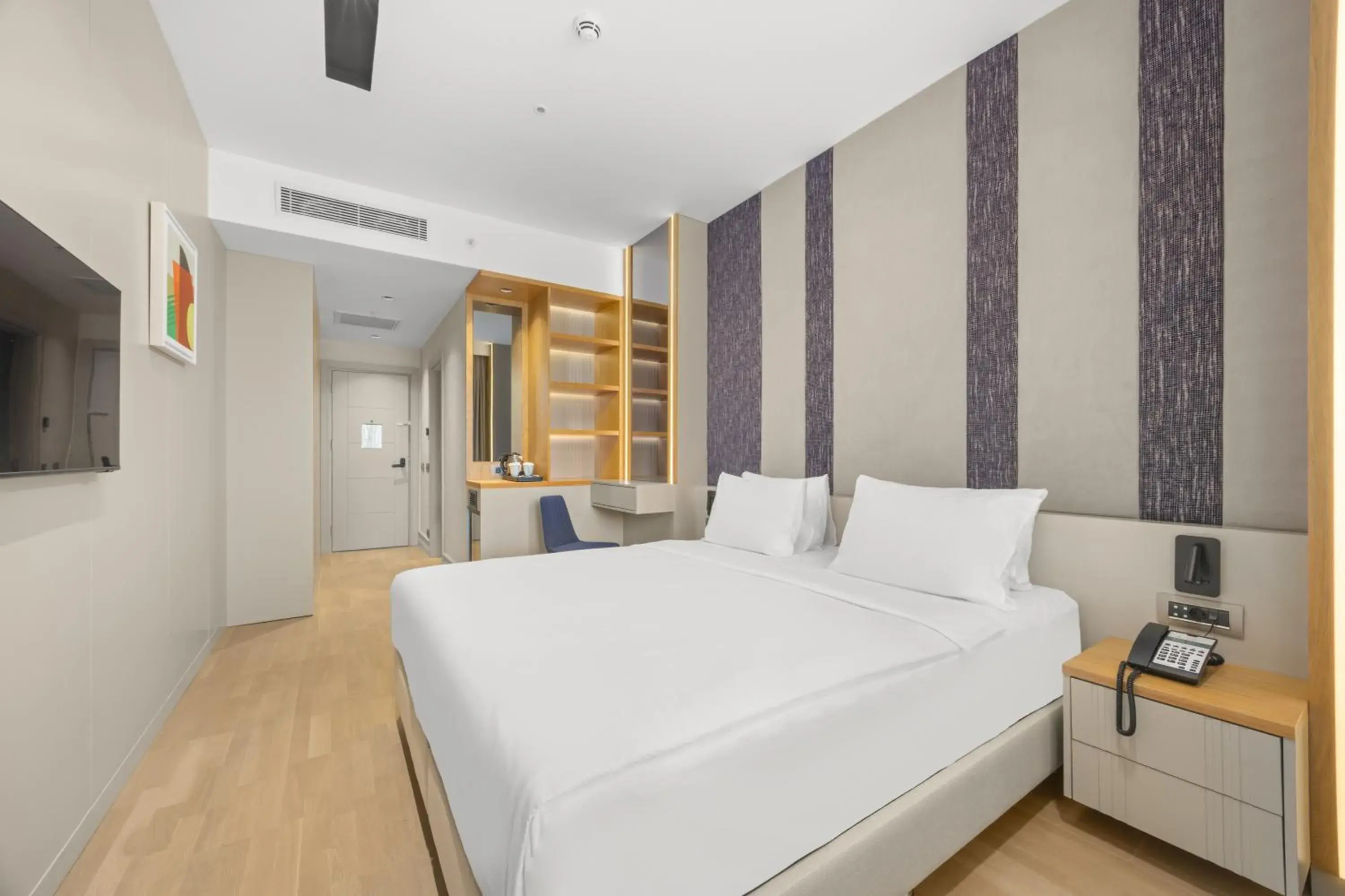 Standard King Room with Balcony in Holiday Inn Istanbul - Beylikduzu by IHG Standard King Room with Balcony in Holiday Inn Istanbul - Beylikduzu by IHG