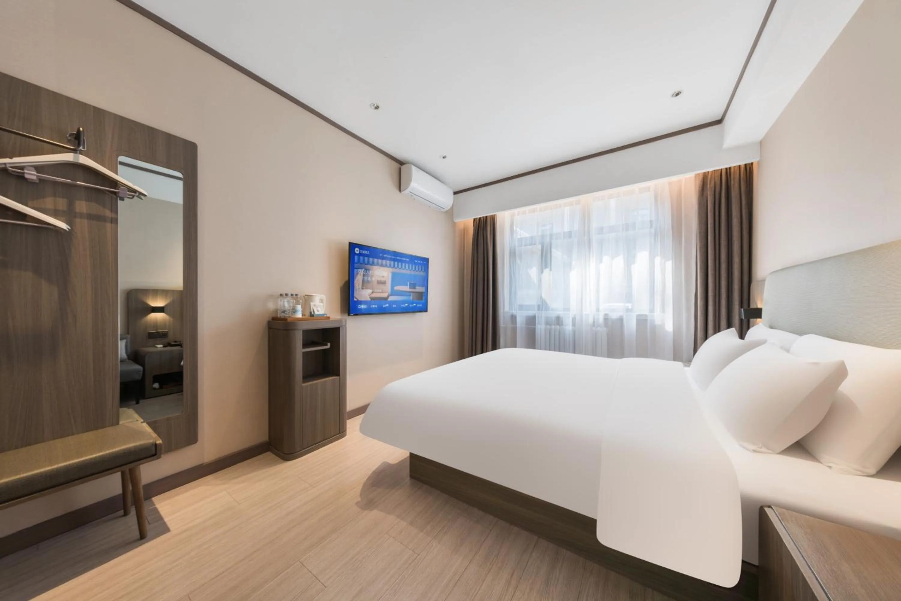 Photo of the whole room, Bed in Hanting Hotel Beijing Deshengmen