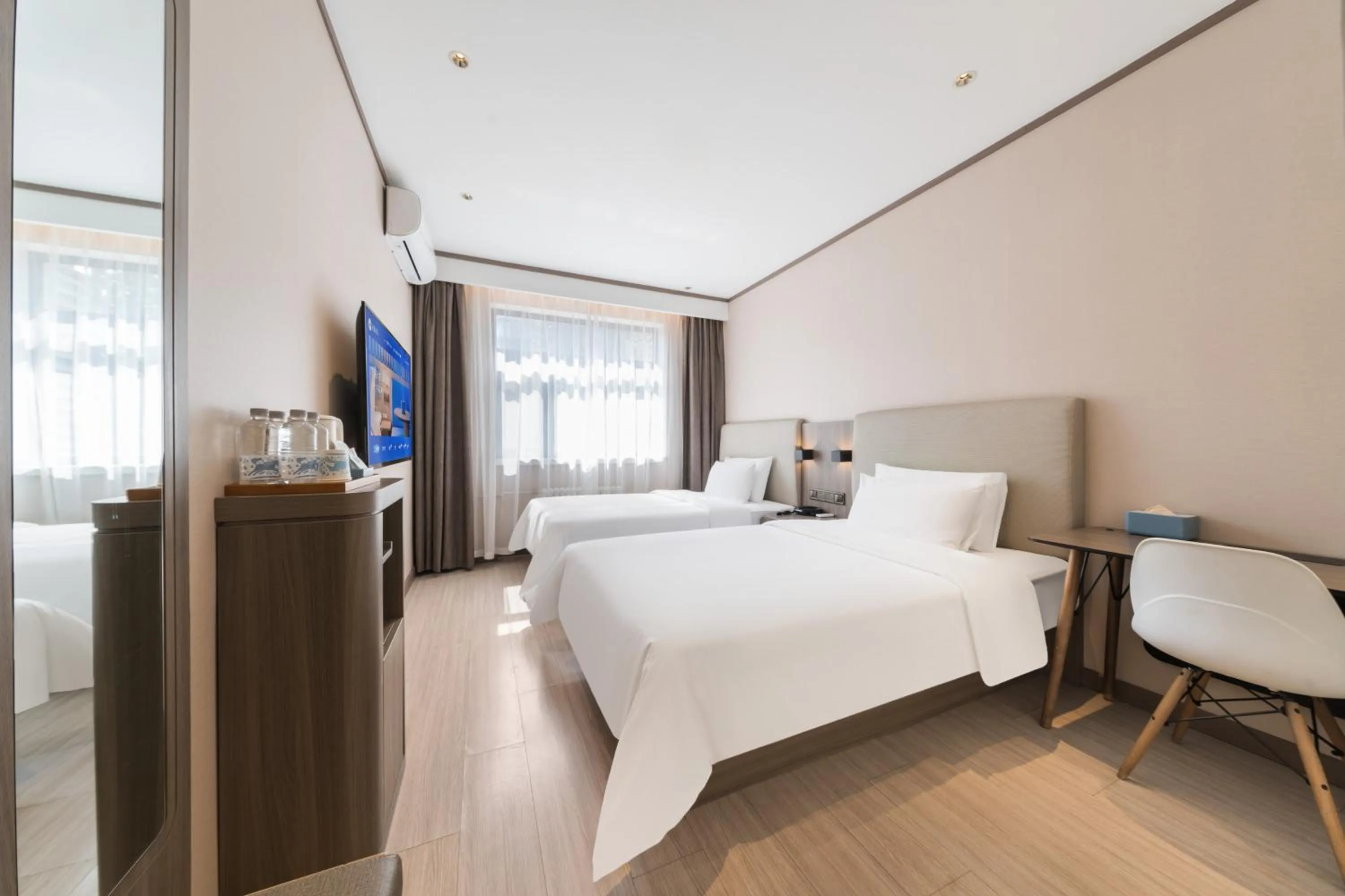 Photo of the whole room, Bed in Hanting Hotel Beijing Deshengmen