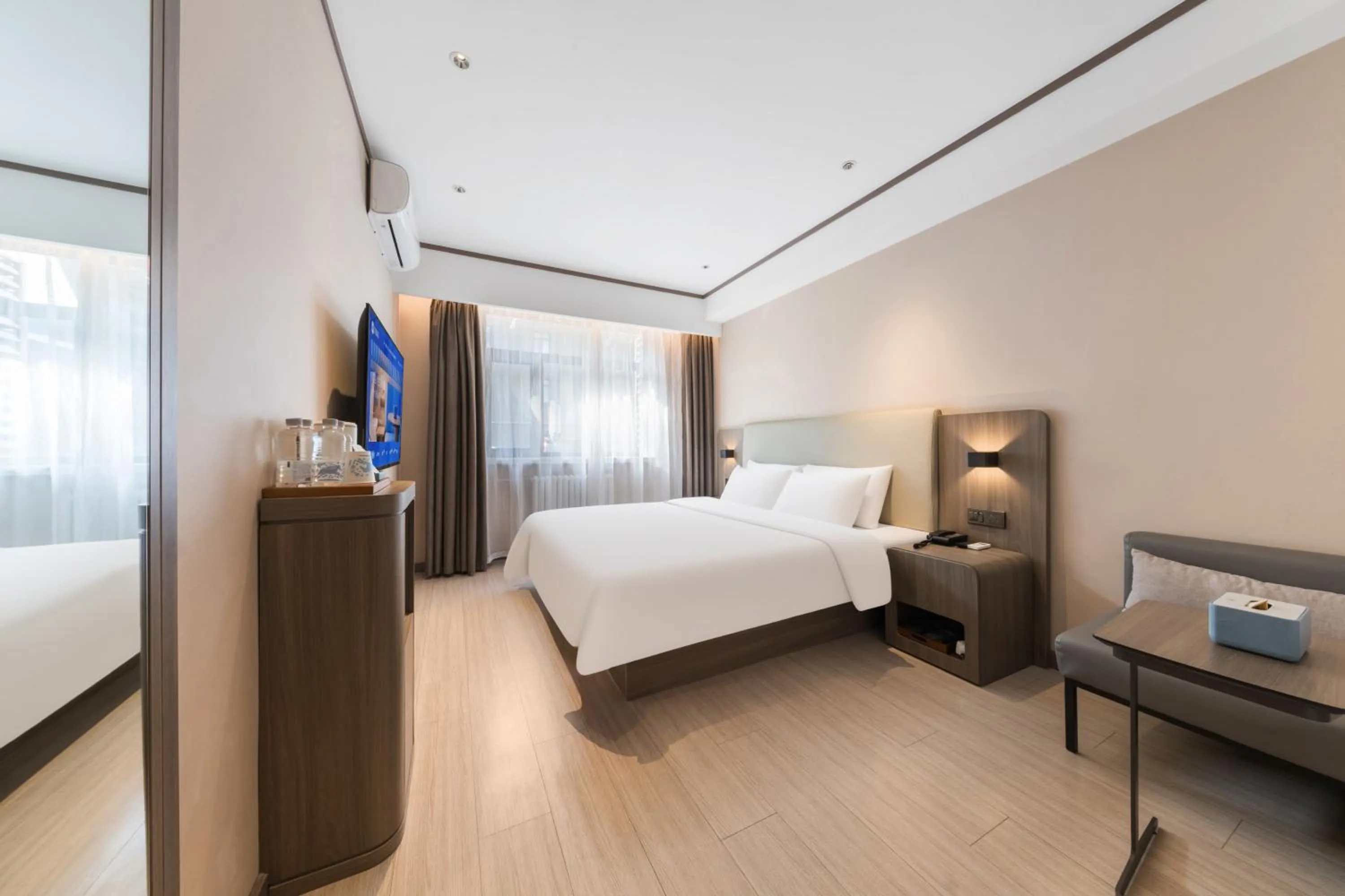 Photo of the whole room, Bed in Hanting Hotel Beijing Deshengmen