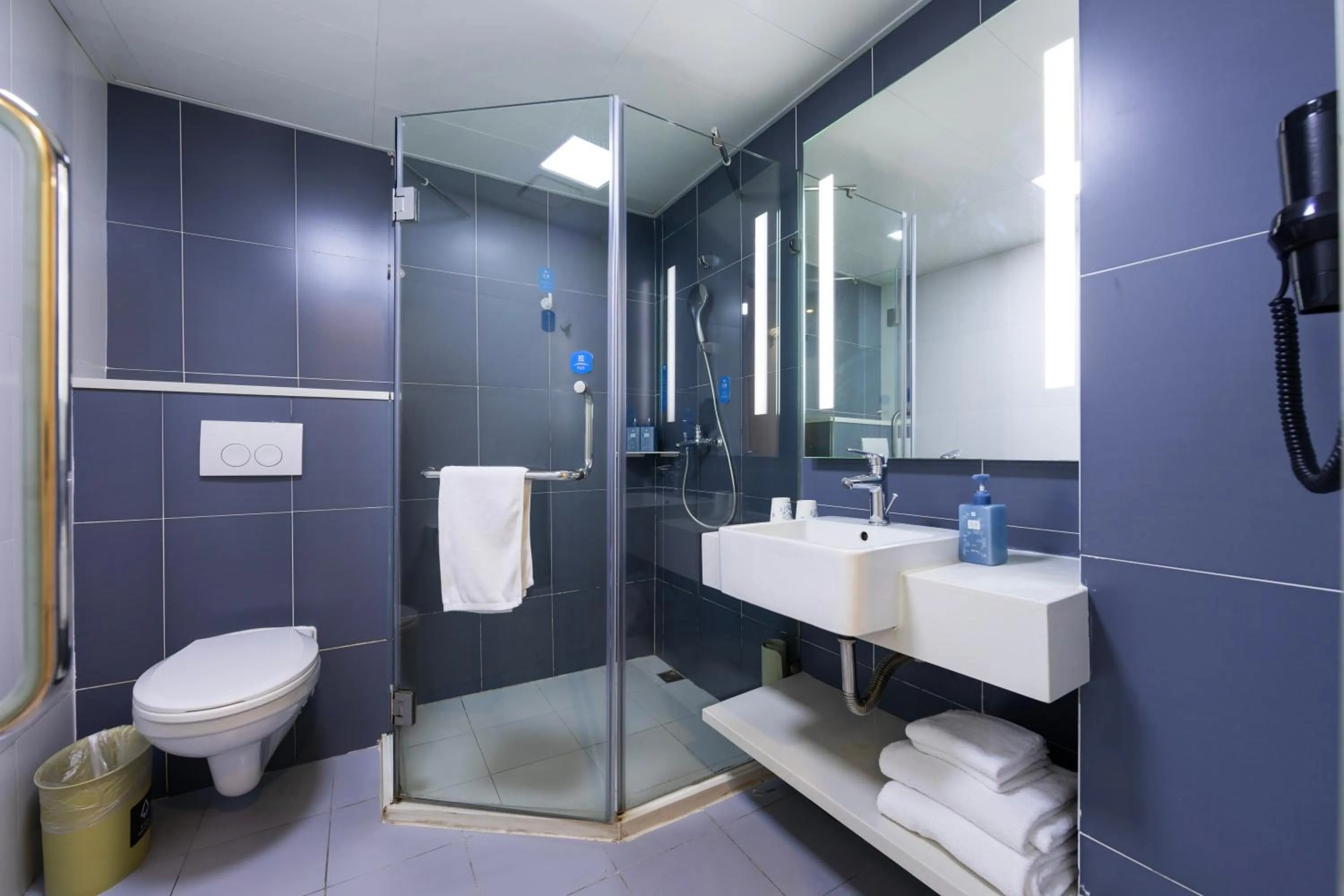 Shower in Hanting Hotel Shanghai Xujiahui Center (formerly Xujiahui Nandan East Road Branch)