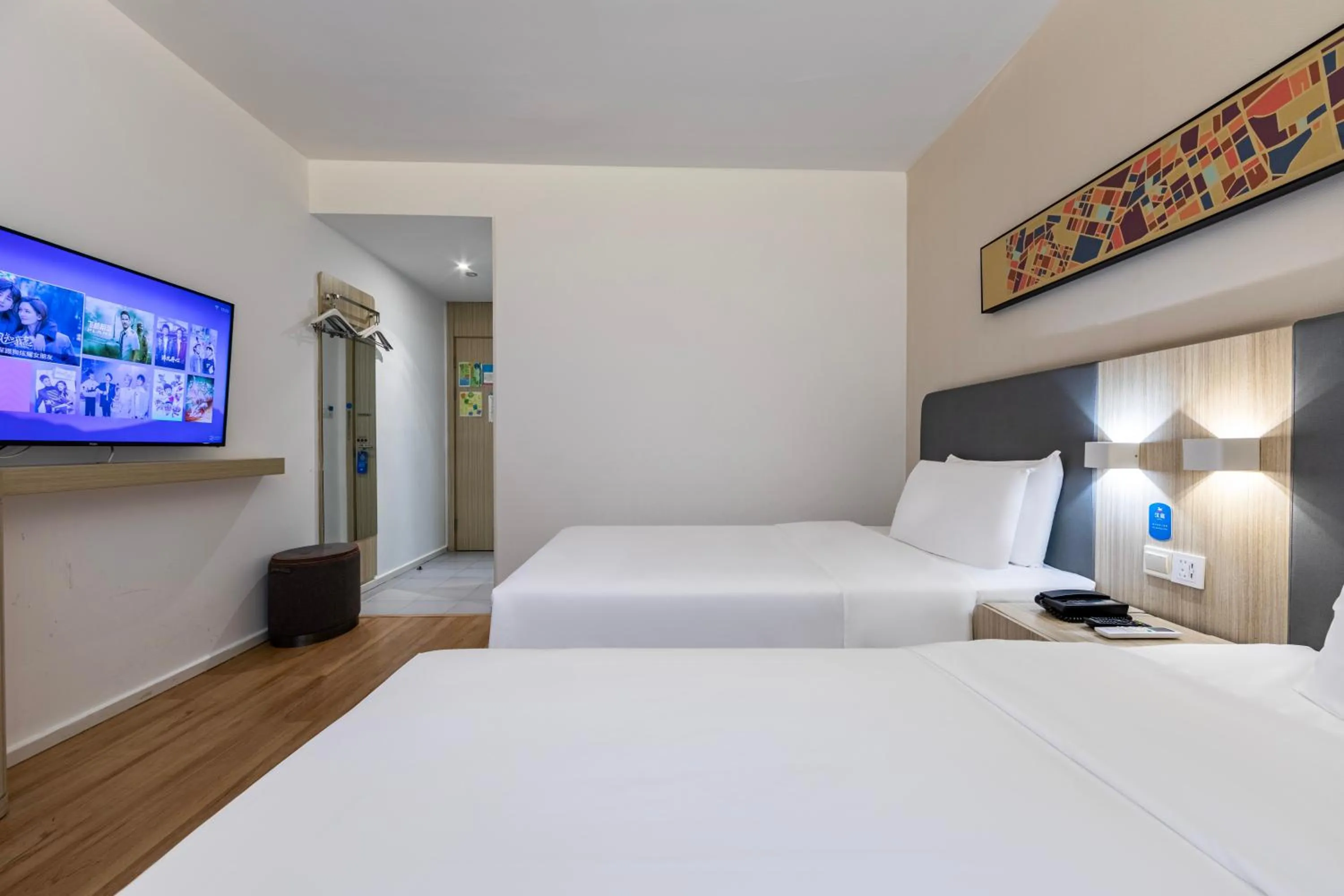 Photo of the whole room, Bed in Hanting Hotel Shanghai Xujiahui Center (formerly Xujiahui Nandan East Road Branch)