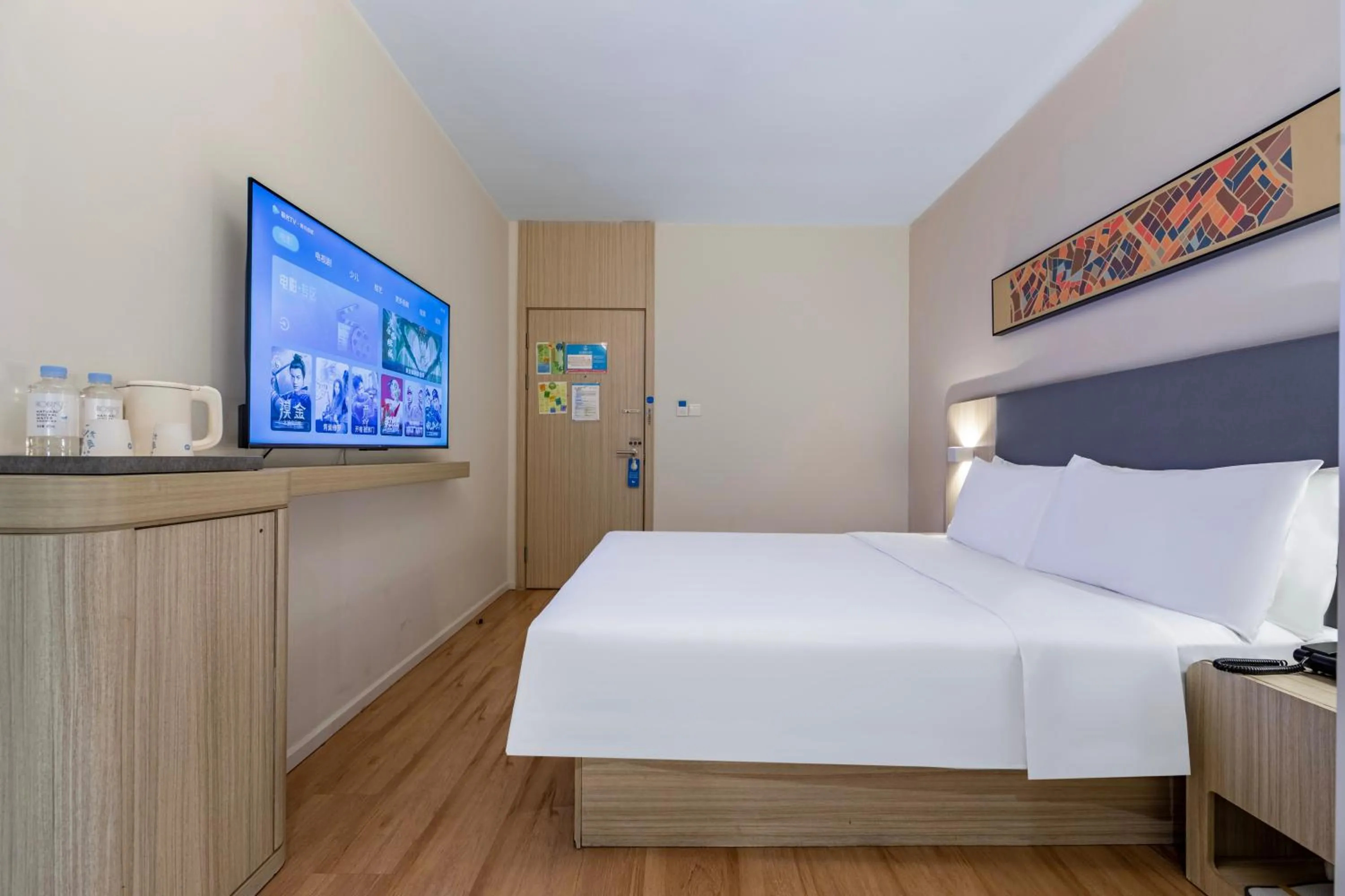 Photo of the whole room, Bed in Hanting Hotel Shanghai Xujiahui Center (formerly Xujiahui Nandan East Road Branch)
