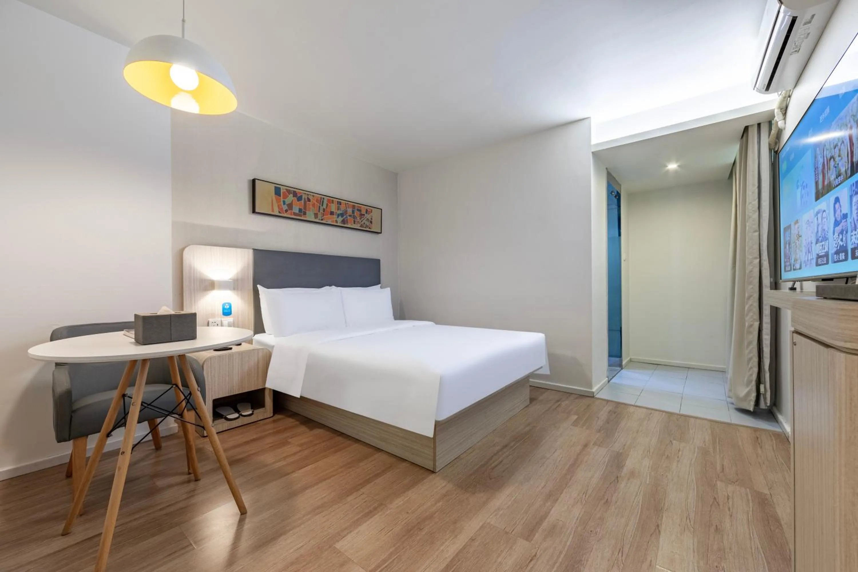 Photo of the whole room, Bed in Hanting Hotel Shanghai Xujiahui Center (formerly Xujiahui Nandan East Road Branch)