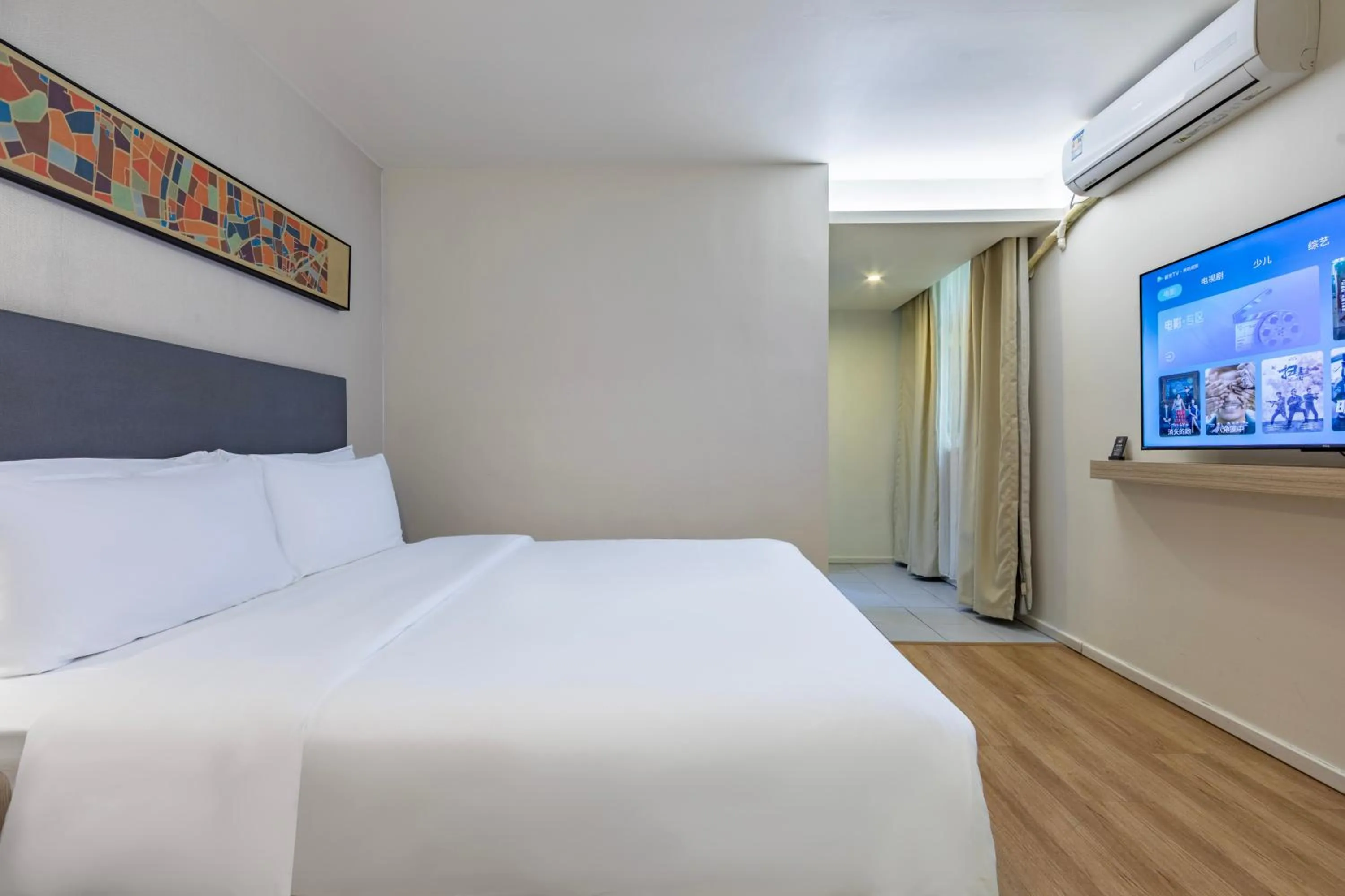 Photo of the whole room, Bed in Hanting Hotel Shanghai Xujiahui Center (formerly Xujiahui Nandan East Road Branch)