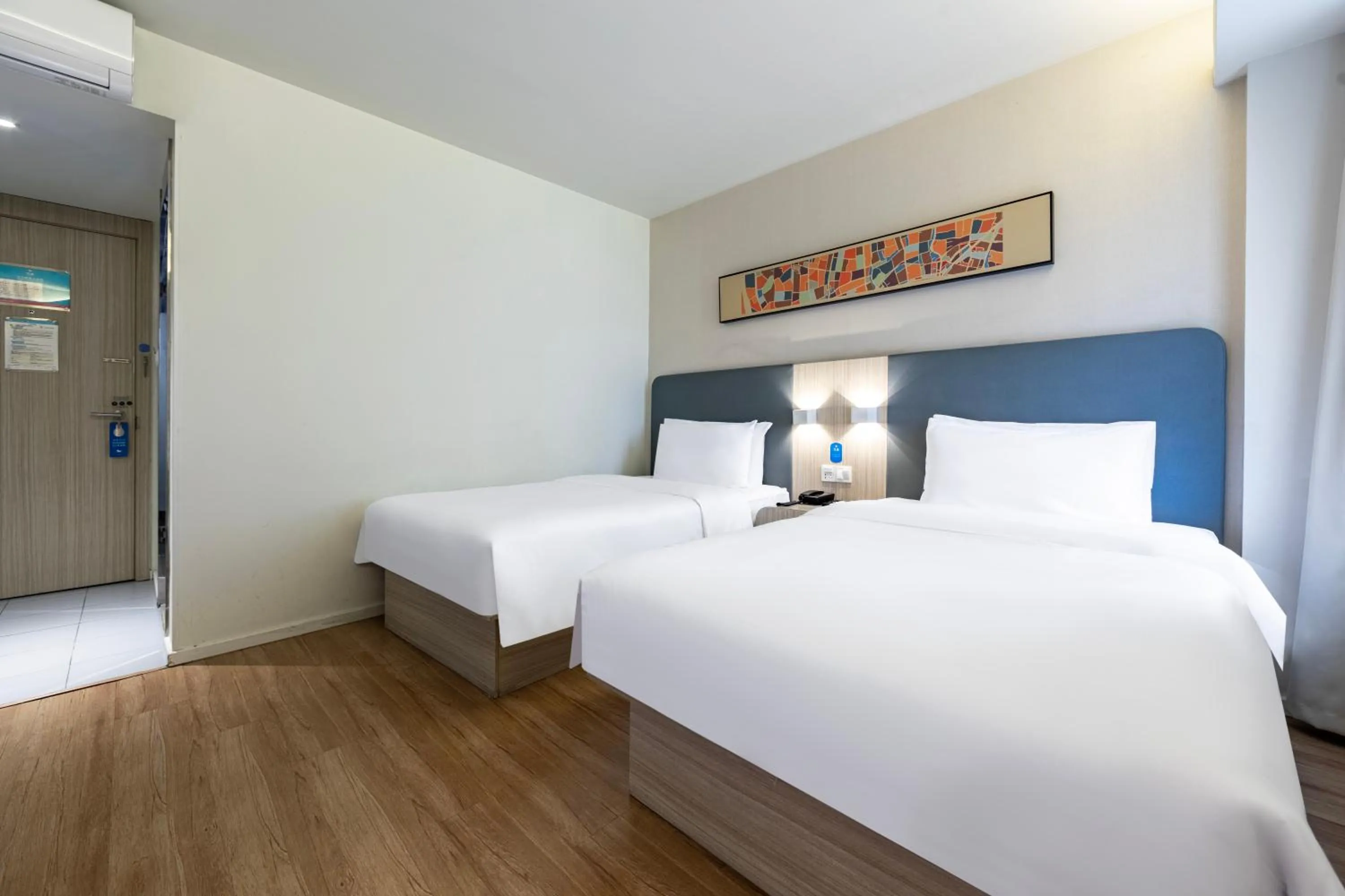 Photo of the whole room, Bed in Hanting Hotel Shanghai Xujiahui Center (formerly Xujiahui Nandan East Road Branch)