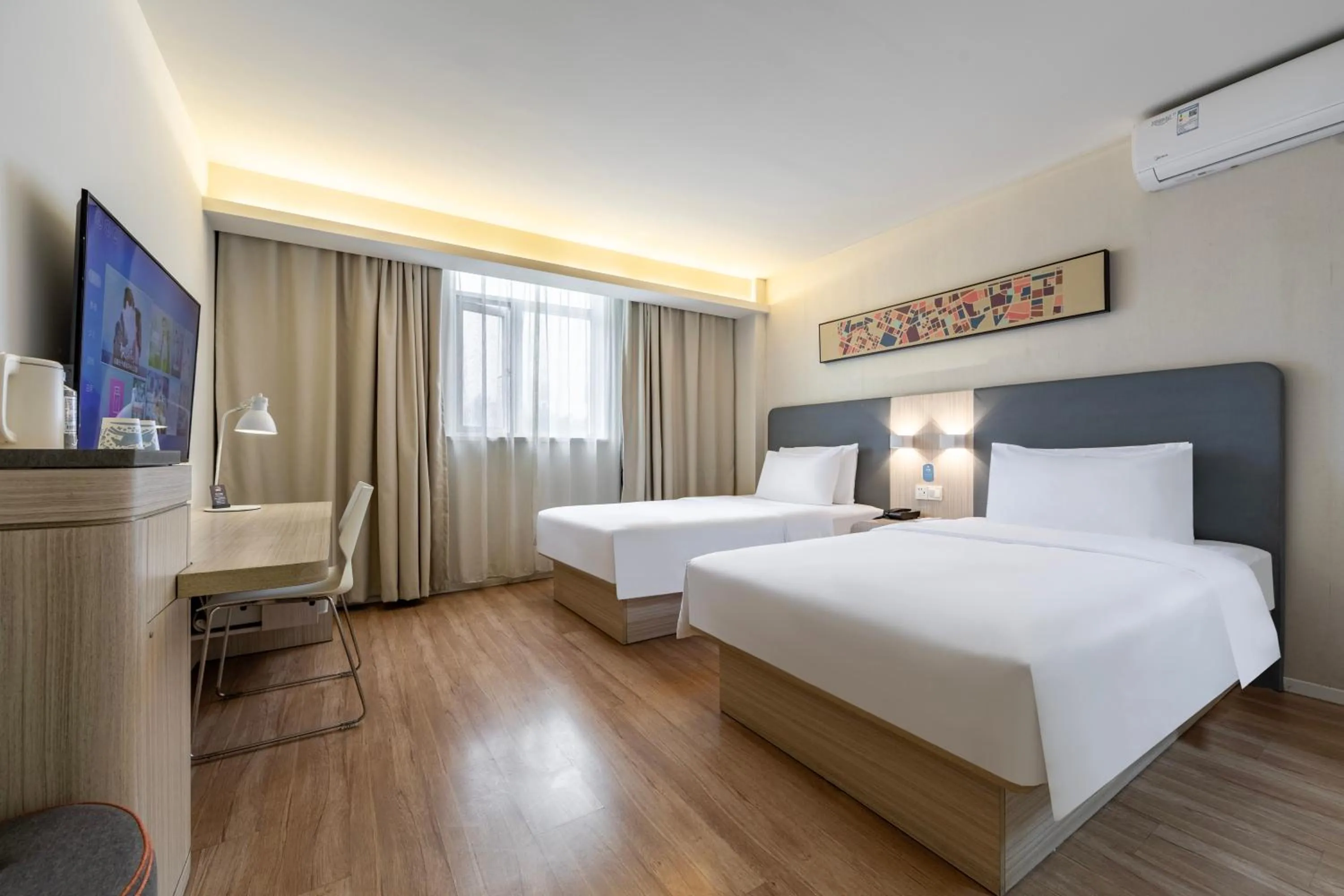 Photo of the whole room, Bed in Hanting Hotel Shanghai Xujiahui Center (formerly Xujiahui Nandan East Road Branch)