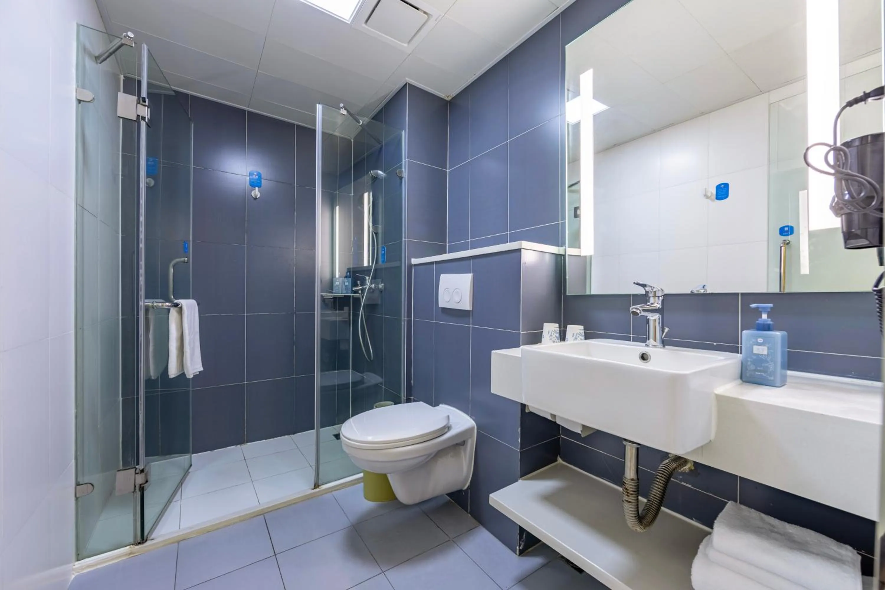 Shower in Hanting Hotel Shanghai Xujiahui Center (formerly Xujiahui Nandan East Road Branch)