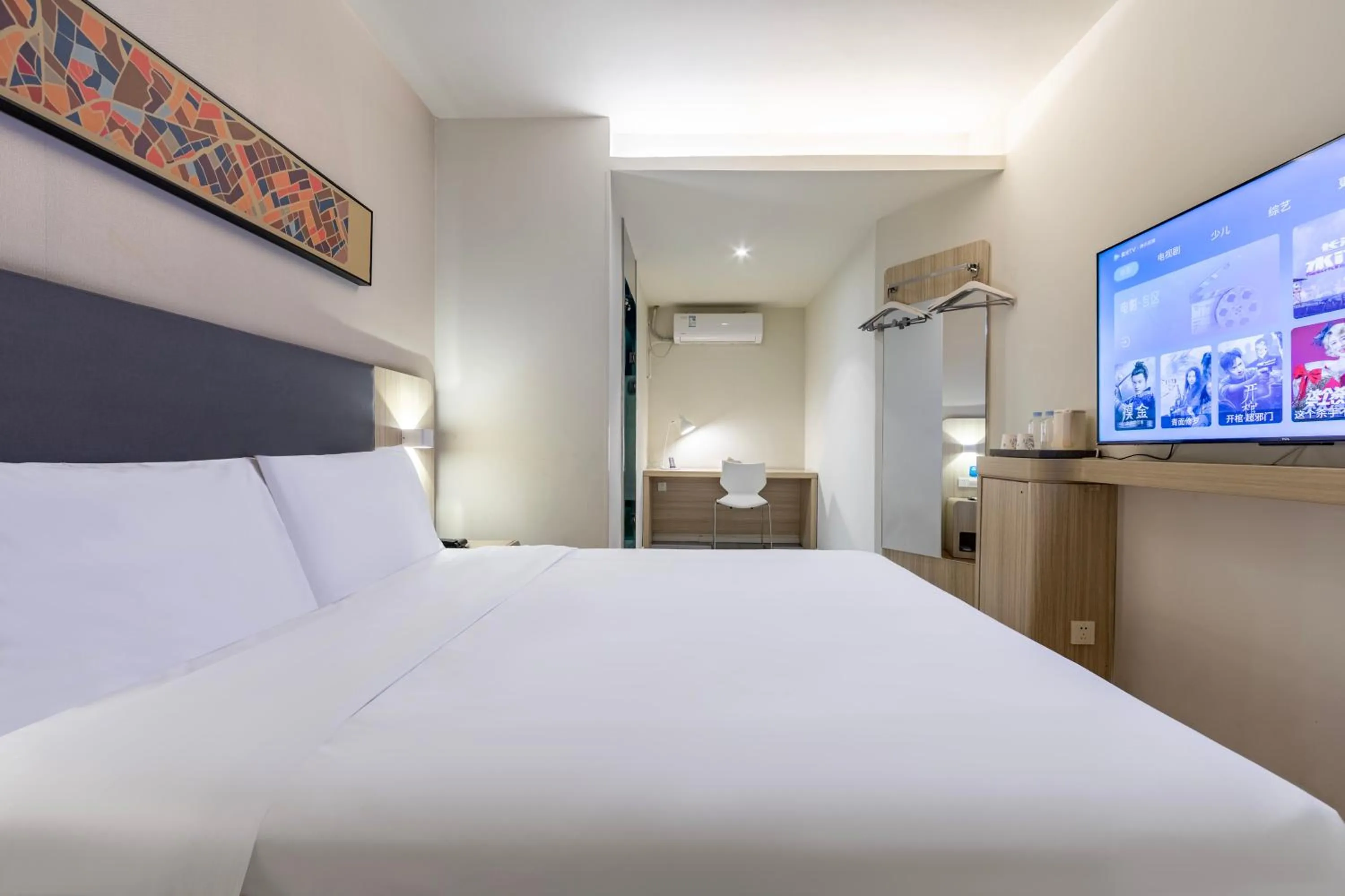 Photo of the whole room, Bed in Hanting Hotel Shanghai Xujiahui Center (formerly Xujiahui Nandan East Road Branch)