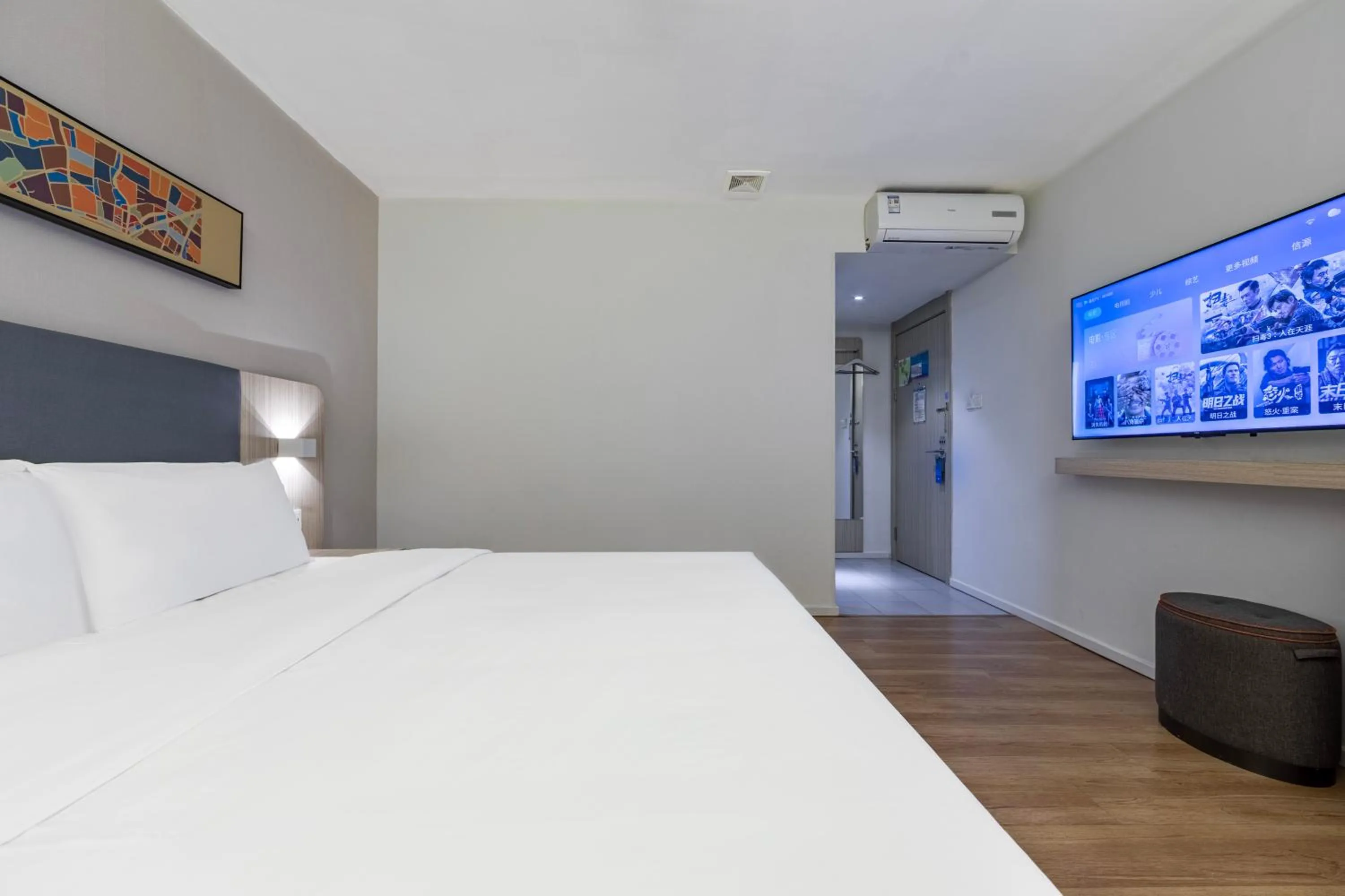 Photo of the whole room, Bed in Hanting Hotel Shanghai Xujiahui Center (formerly Xujiahui Nandan East Road Branch)