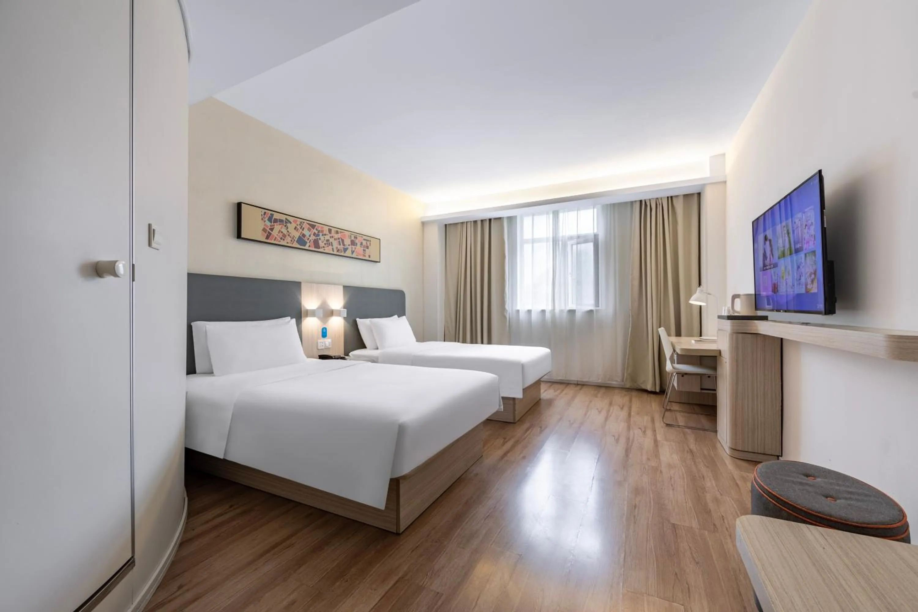 Photo of the whole room, Bed in Hanting Hotel Shanghai Xujiahui Center (formerly Xujiahui Nandan East Road Branch)