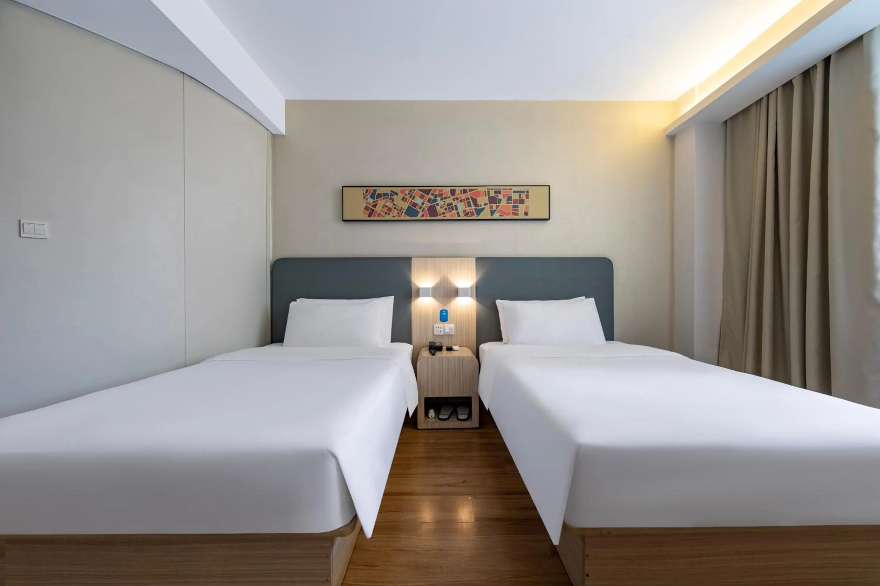 Photo of the whole room, Bed in Hanting Hotel Shanghai Xujiahui Center (formerly Xujiahui Nandan East Road Branch)