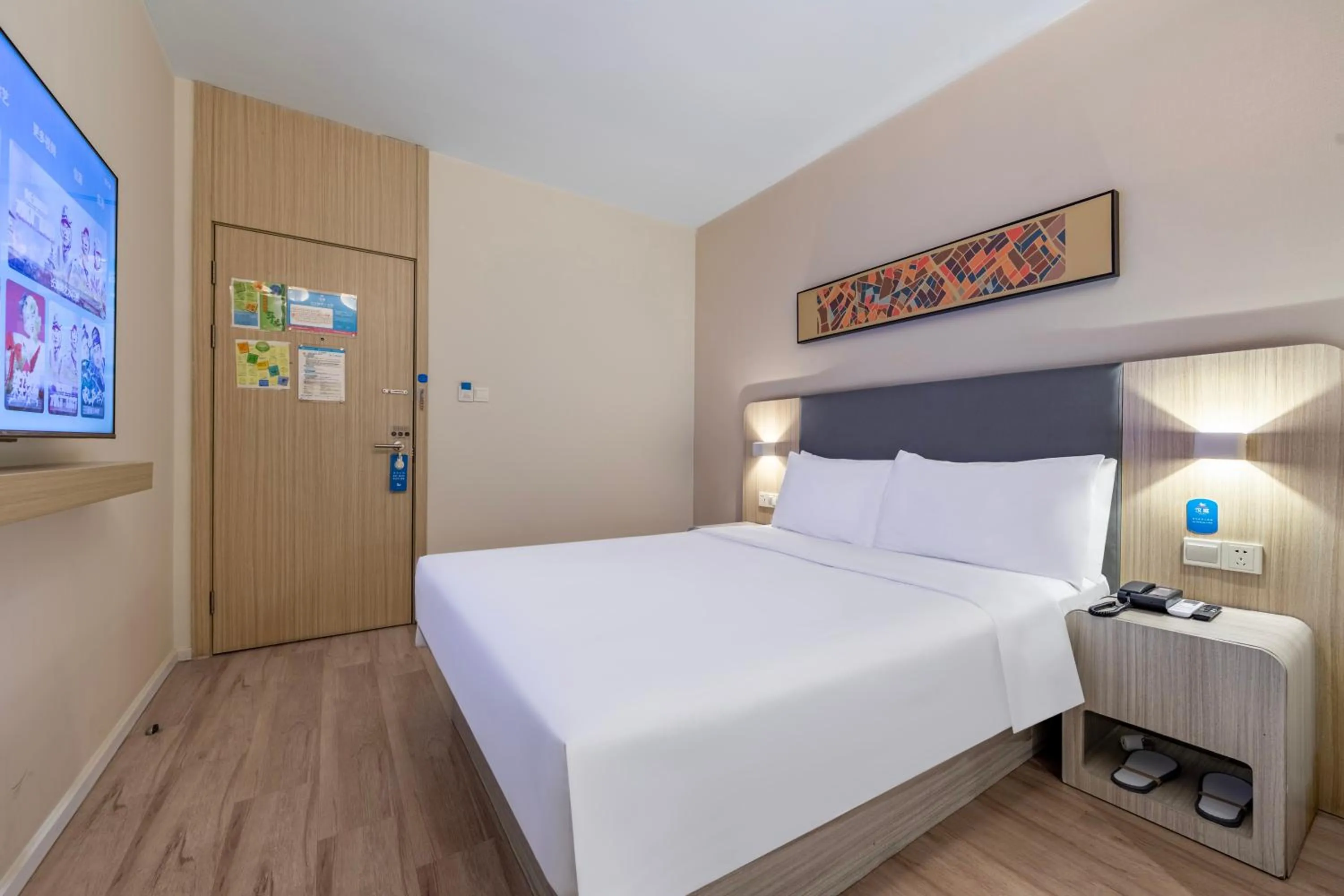 Photo of the whole room, Bed in Hanting Hotel Shanghai Xujiahui Center (formerly Xujiahui Nandan East Road Branch)
