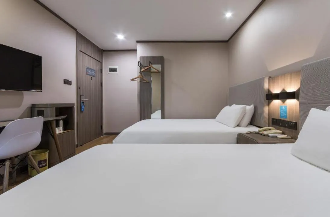 Photo of the whole room, Bed in Hanting Hotel Shanghai Jing'an Temple Xikang Road