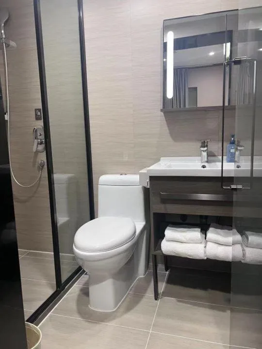 Toilet in Hanting Hotel Shanghai Jing'an Temple Xikang Road