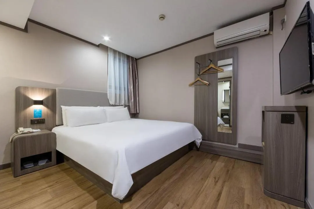 Photo of the whole room, Bed in Hanting Hotel Shanghai Jing'an Temple Xikang Road