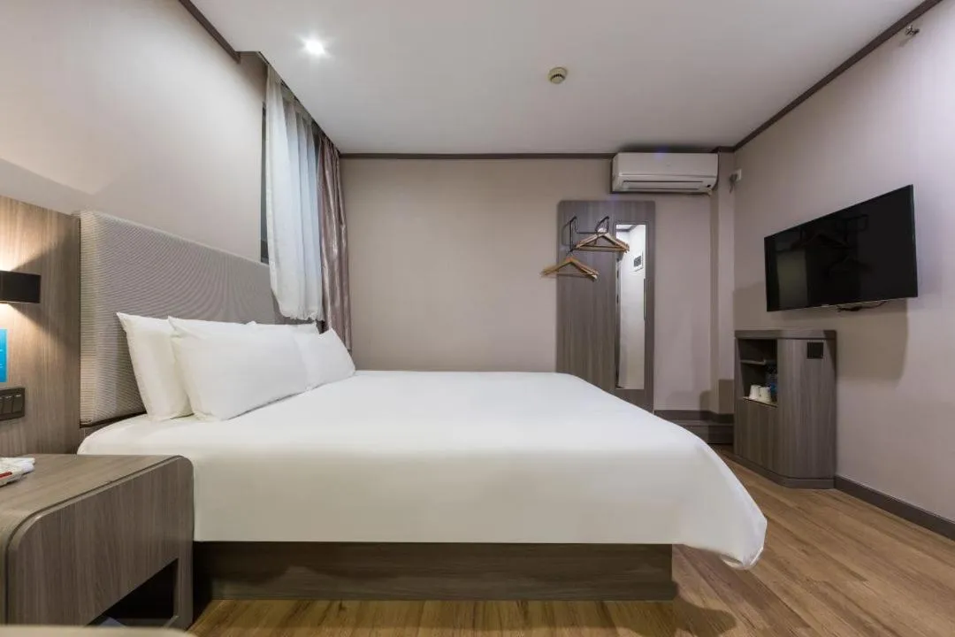 Photo of the whole room, Bed in Hanting Hotel Shanghai Jing'an Temple Xikang Road