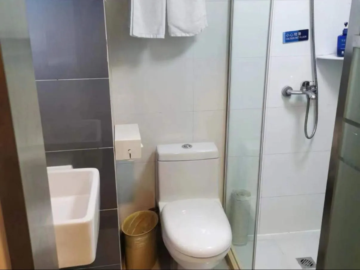 Toilet in Hanting Hotel Shanghai Railway Station