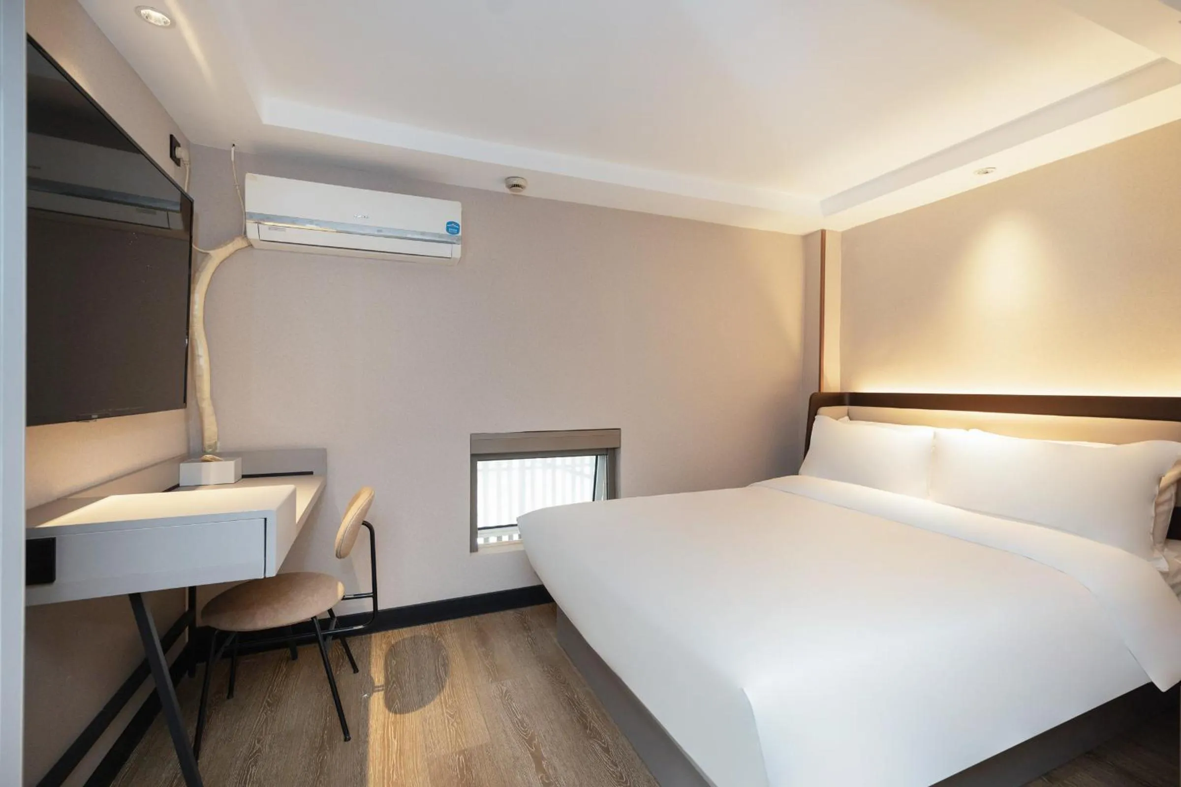 Bed in Hanting Hotel Shanghai North Sichuan Road Subway Station