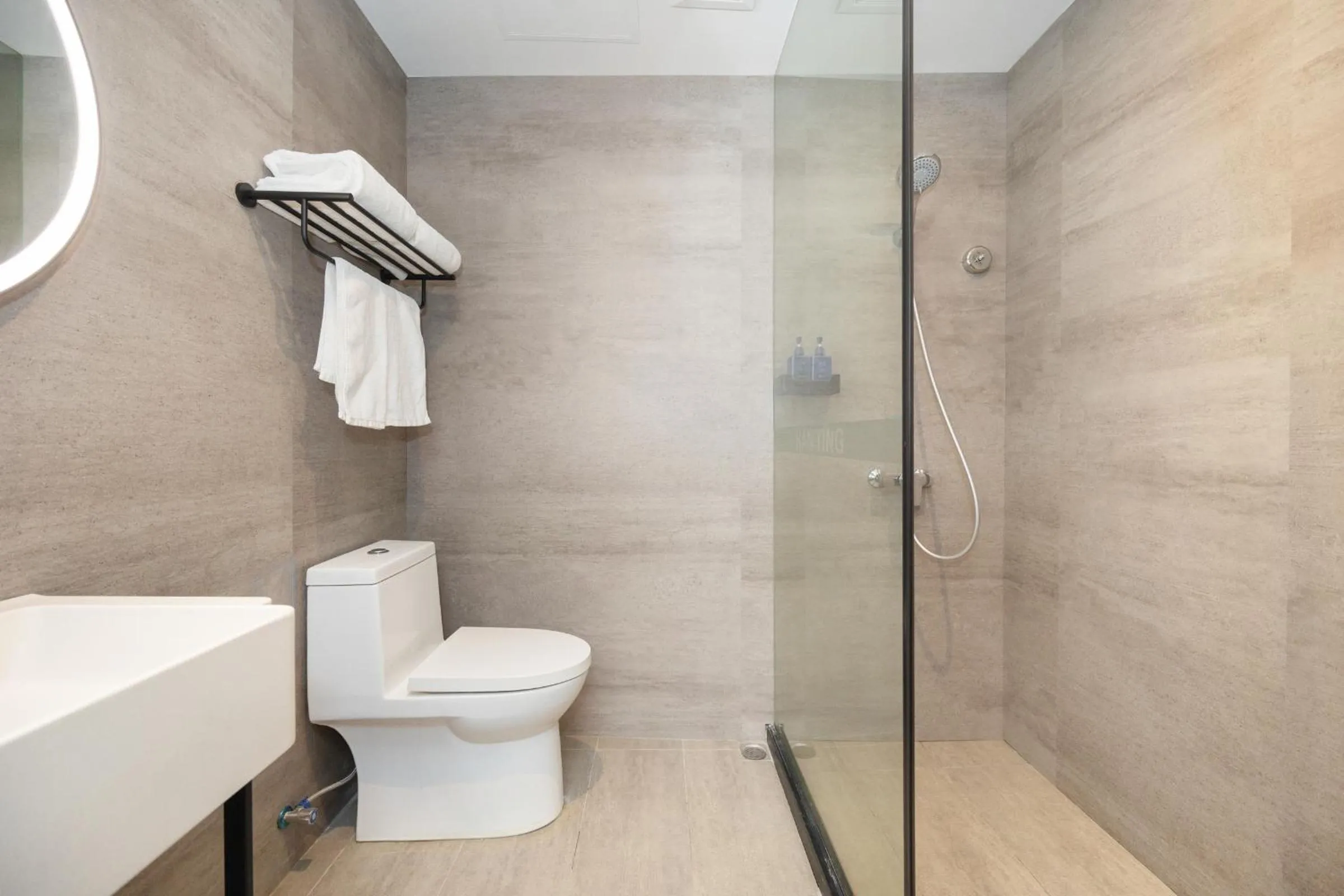 Toilet in Hanting Hotel Shanghai North Sichuan Road Subway Station