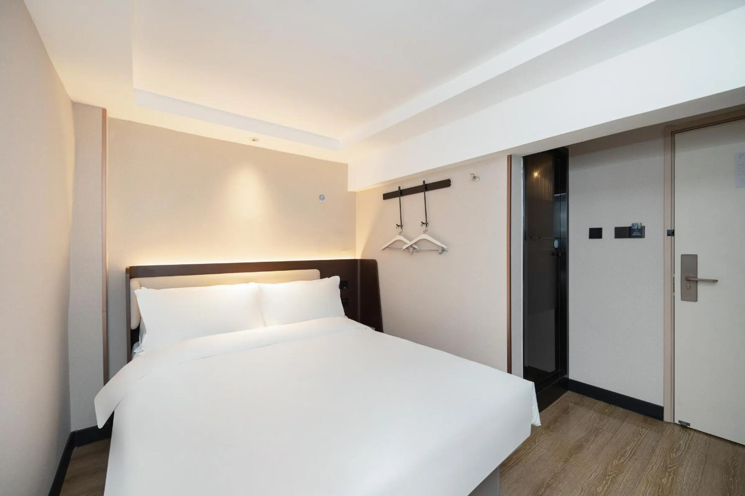 Bed in Hanting Hotel Shanghai North Sichuan Road Subway Station
