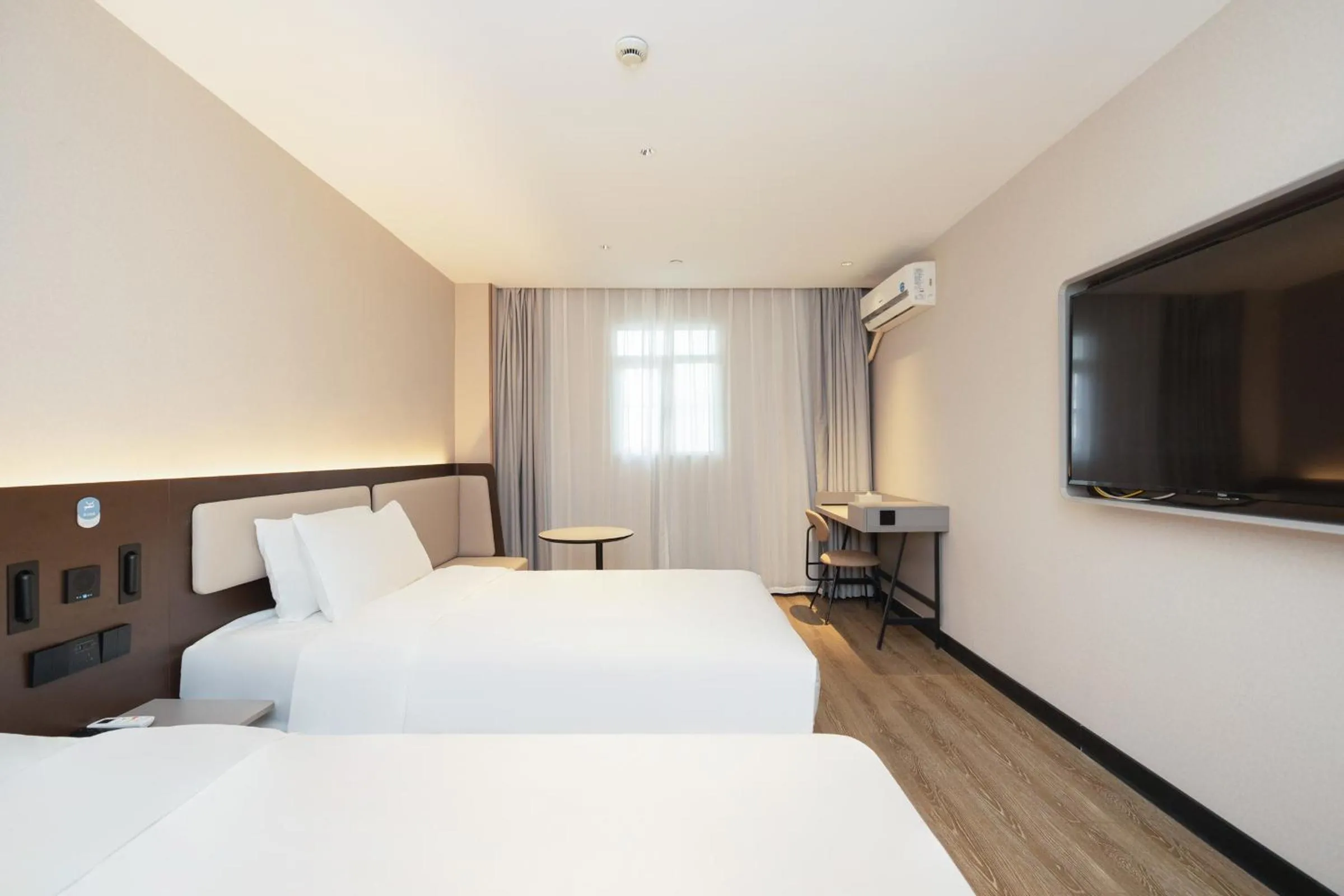 Bed in Hanting Hotel Shanghai North Sichuan Road Subway Station