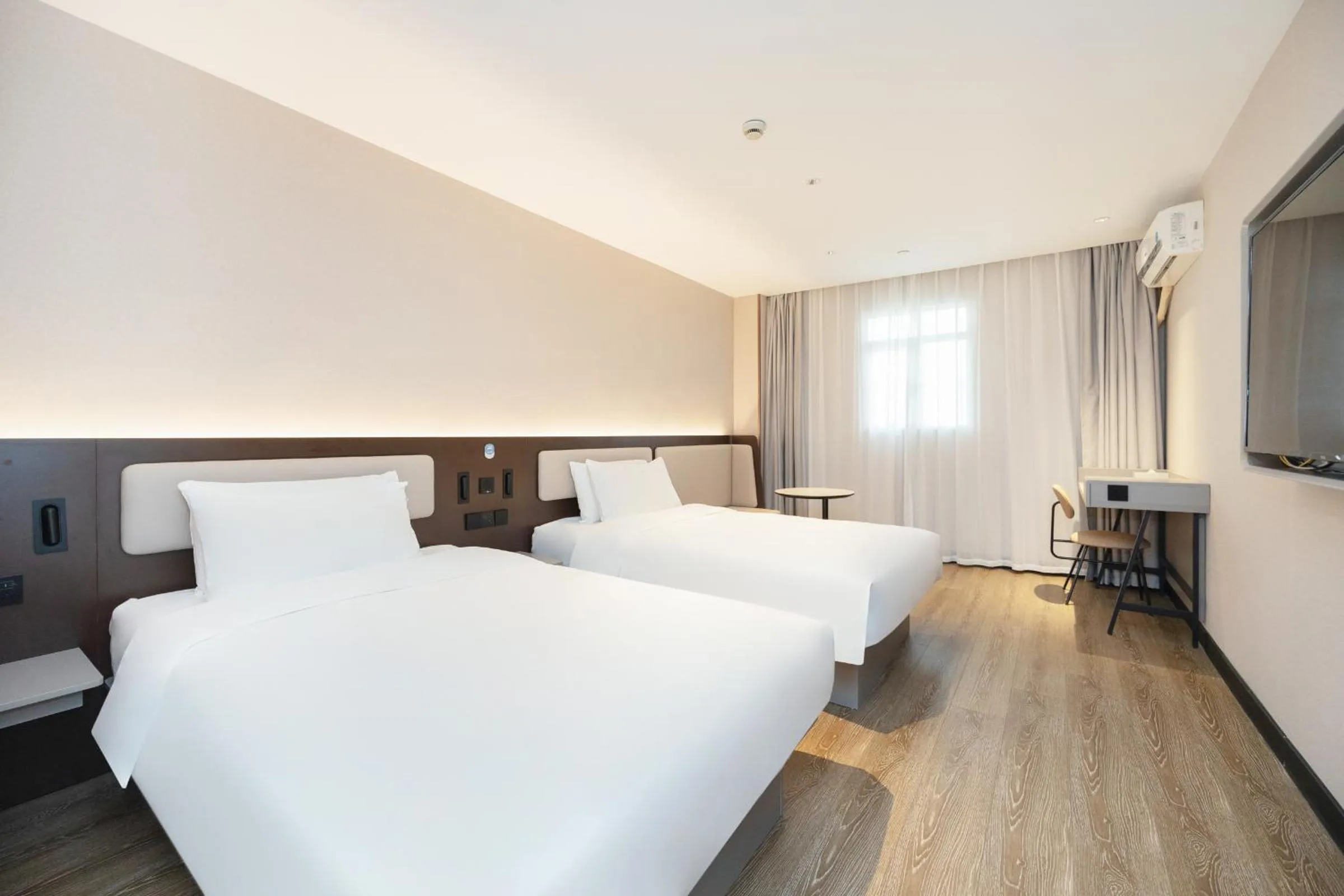Bed in Hanting Hotel Shanghai North Sichuan Road Subway Station