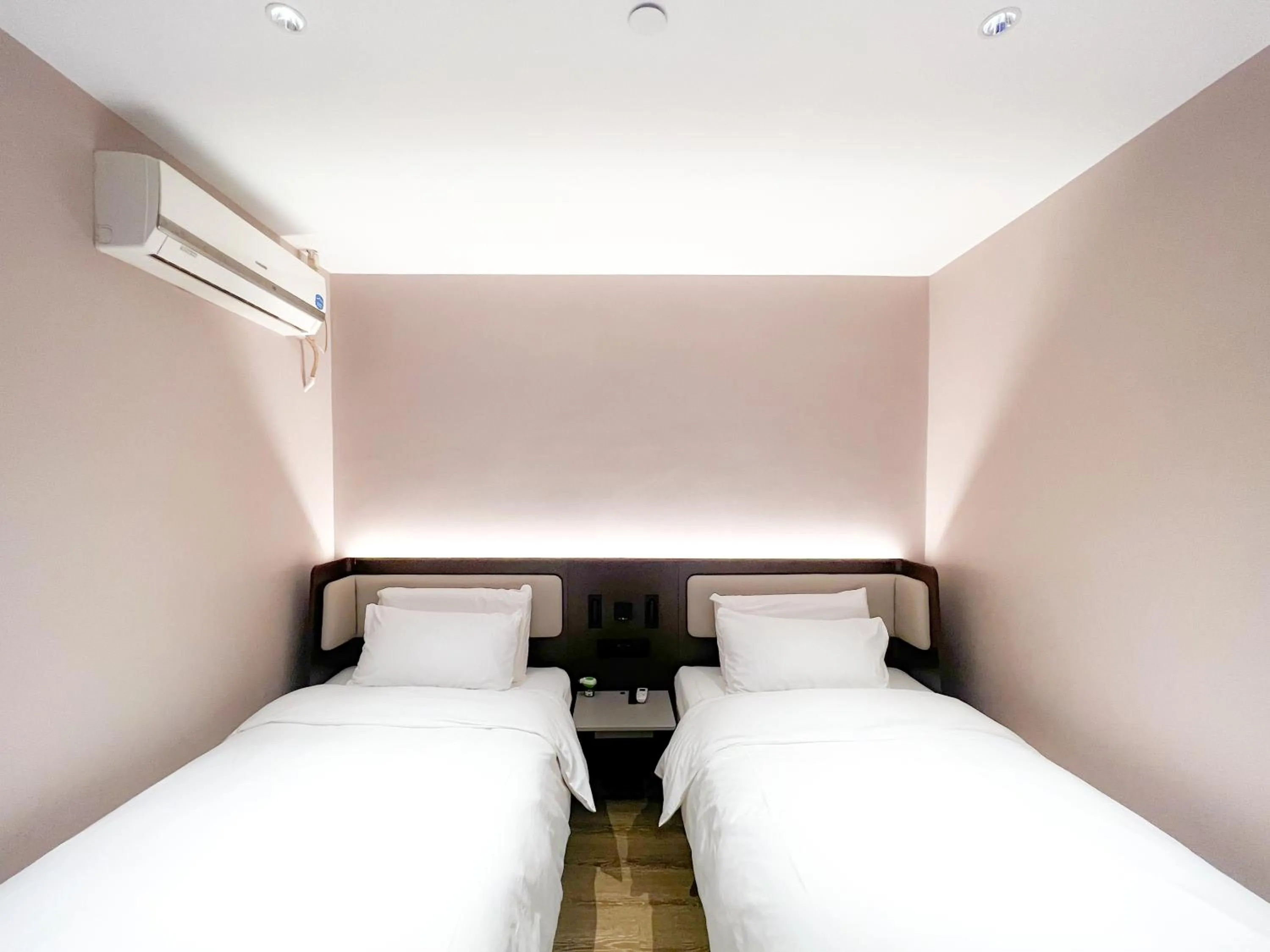 Bed in Hanting Hotel Shanghai North Sichuan Road Subway Station