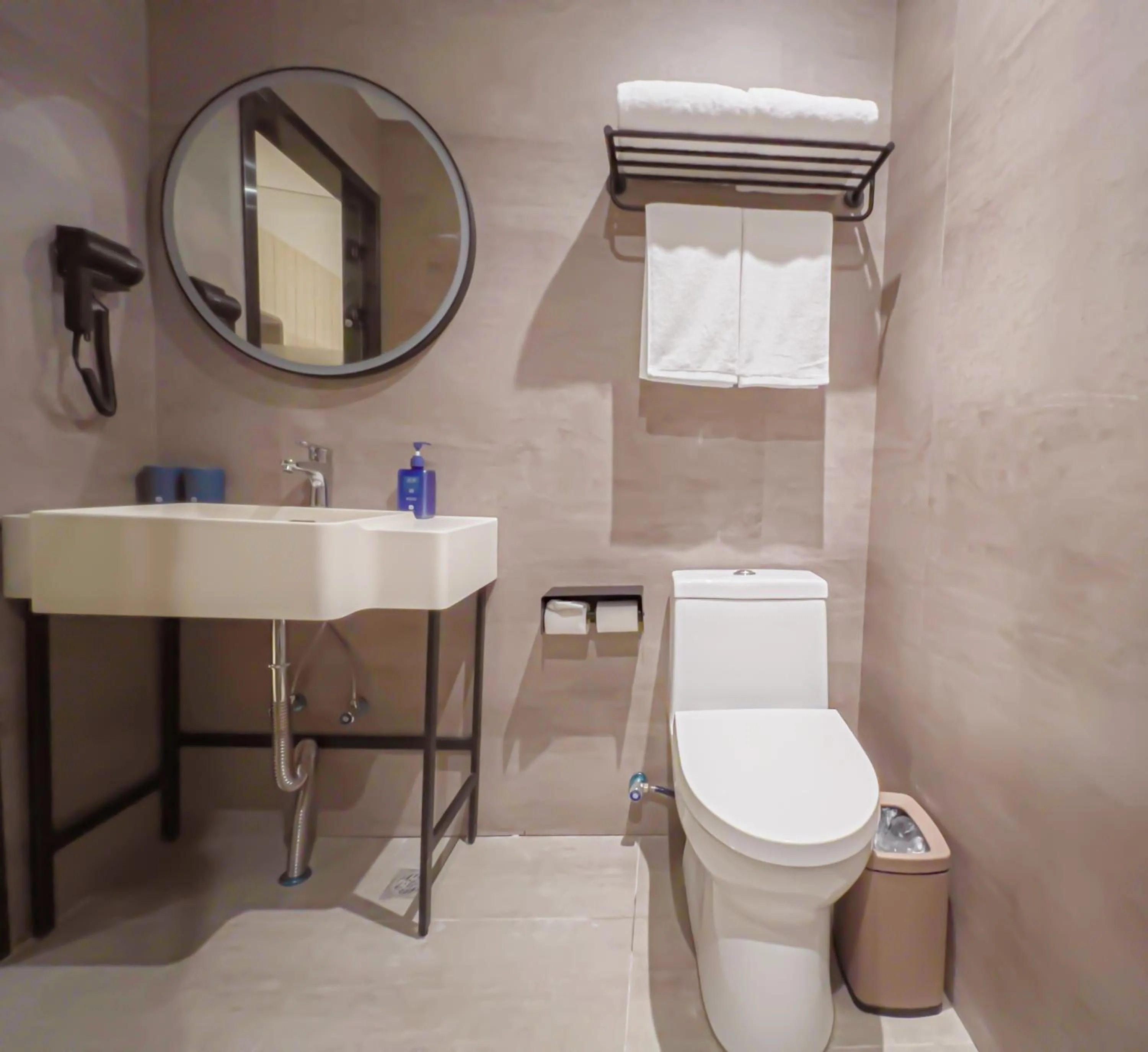 Toilet in Hanting Hotel Shanghai North Sichuan Road Subway Station