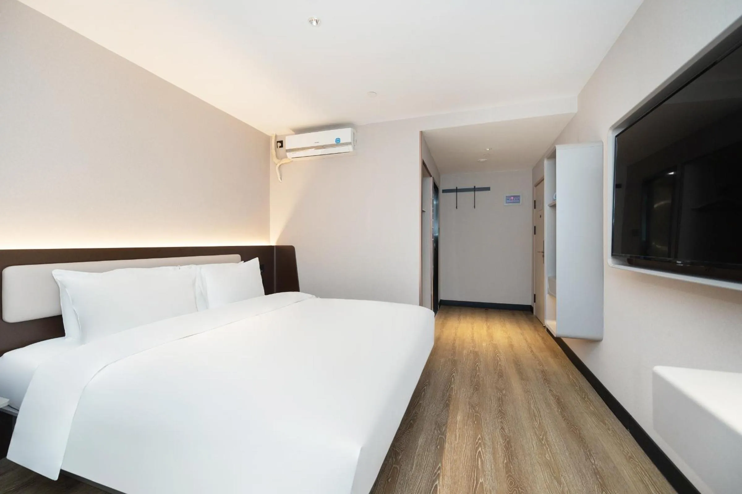 Bed in Hanting Hotel Shanghai North Sichuan Road Subway Station