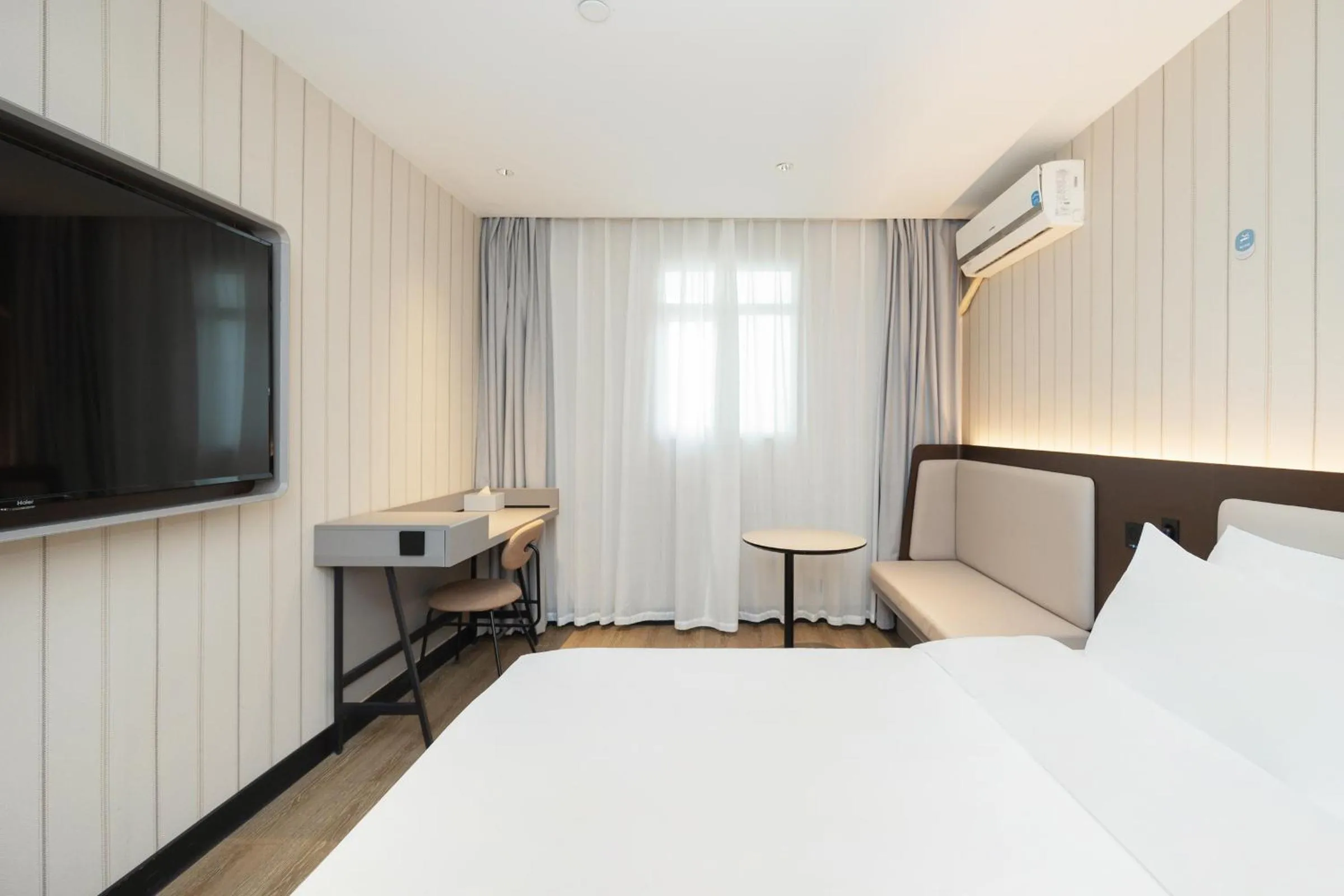 Bed in Hanting Hotel Shanghai North Sichuan Road Subway Station