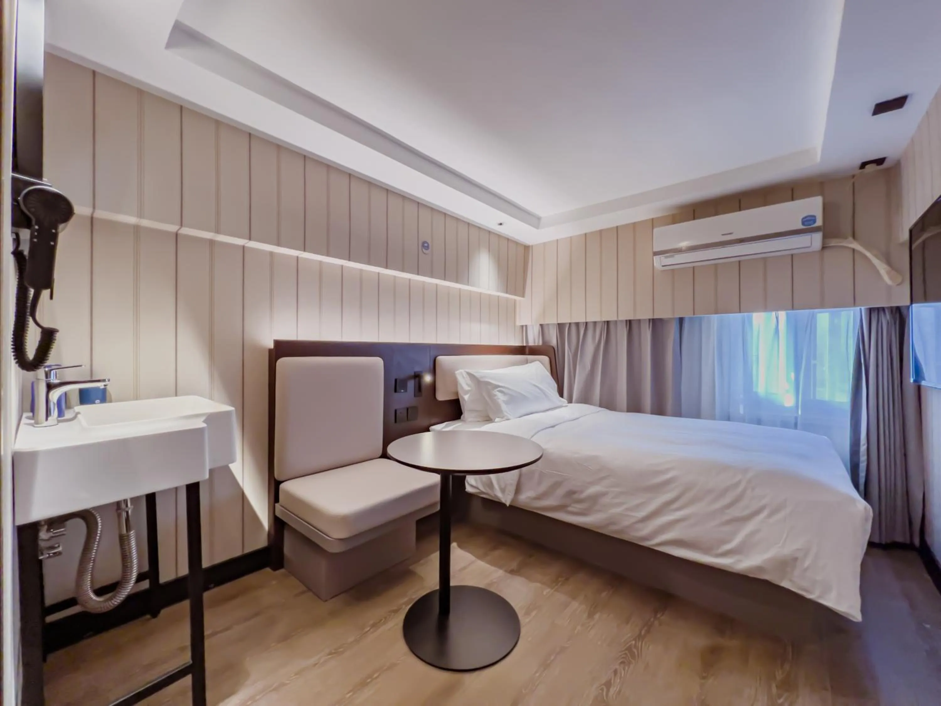Bed in Hanting Hotel Shanghai North Sichuan Road Subway Station