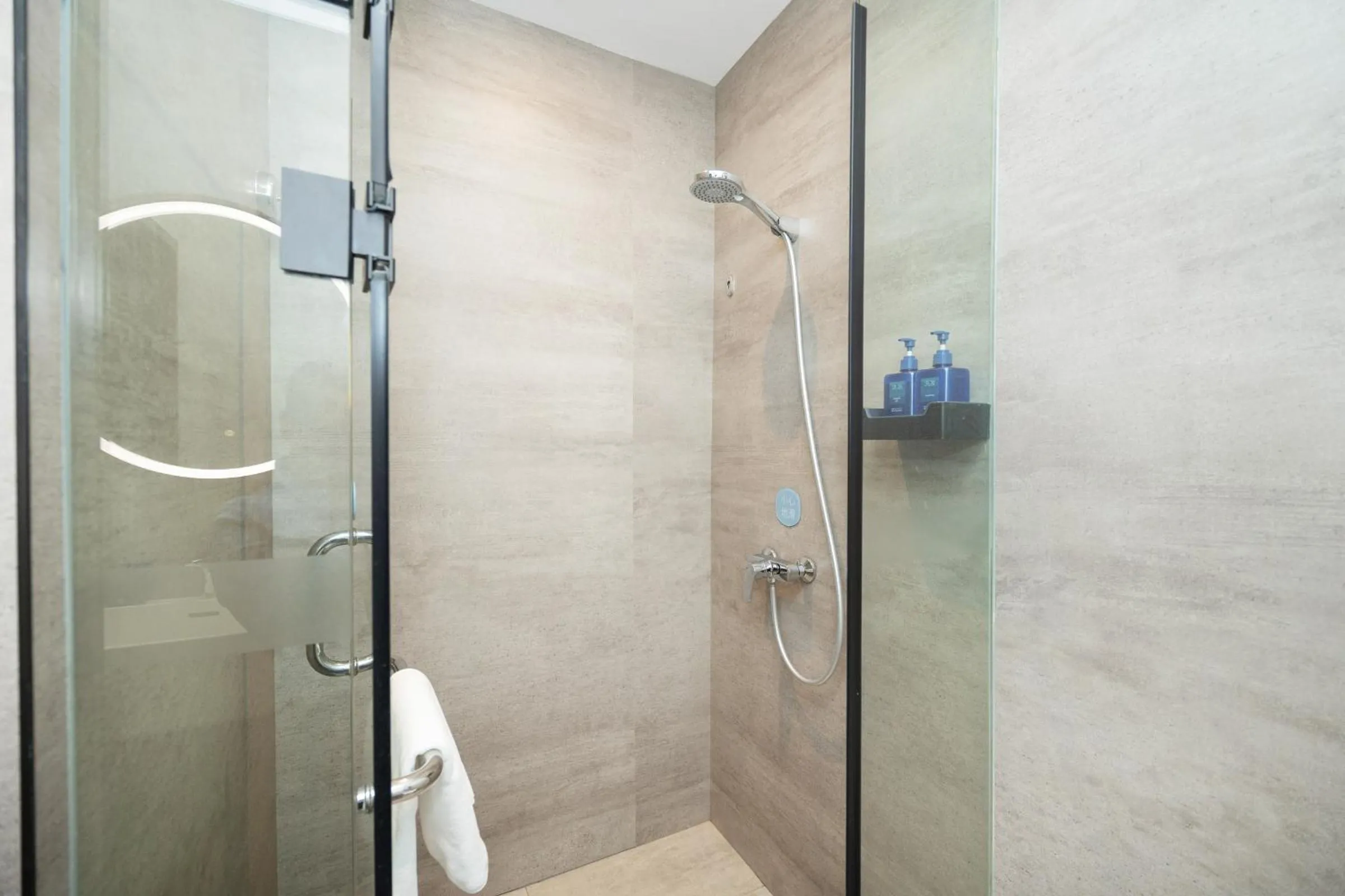 Shower in Hanting Hotel Shanghai North Sichuan Road Subway Station