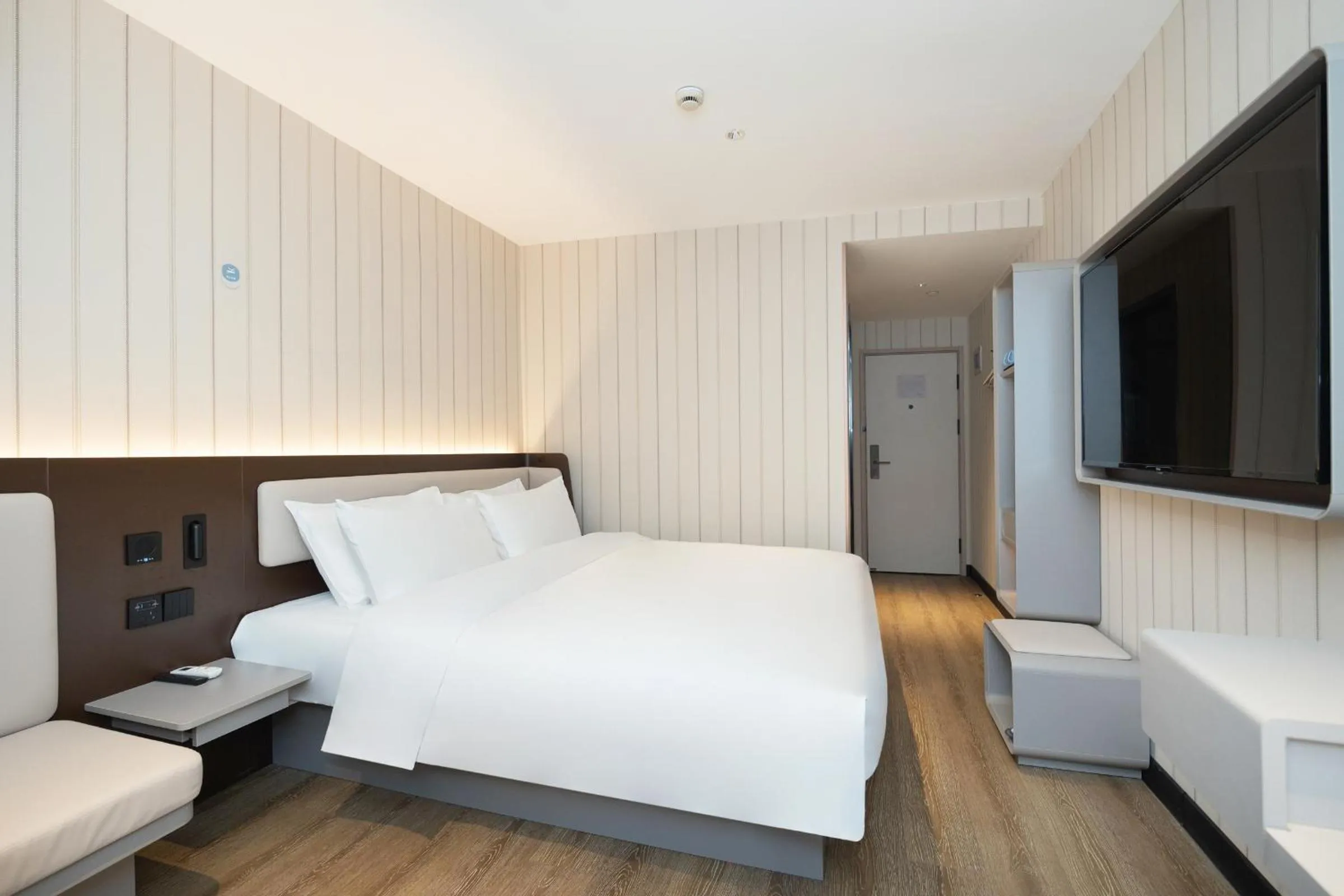 Bed in Hanting Hotel Shanghai North Sichuan Road Subway Station