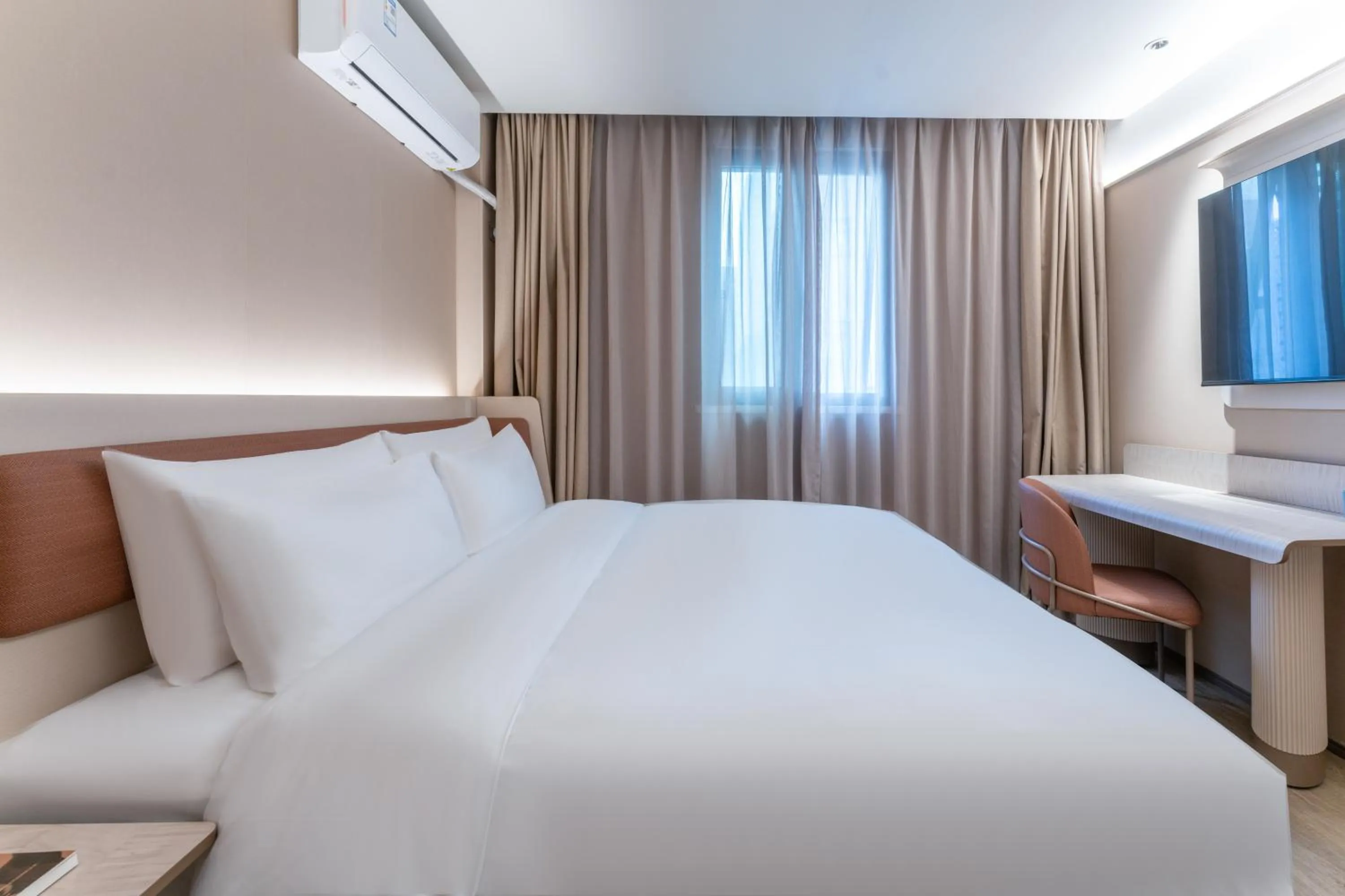 Bedroom, Bed in Hanting Hotel Shanghai Meilong Wanhui International Plaza
